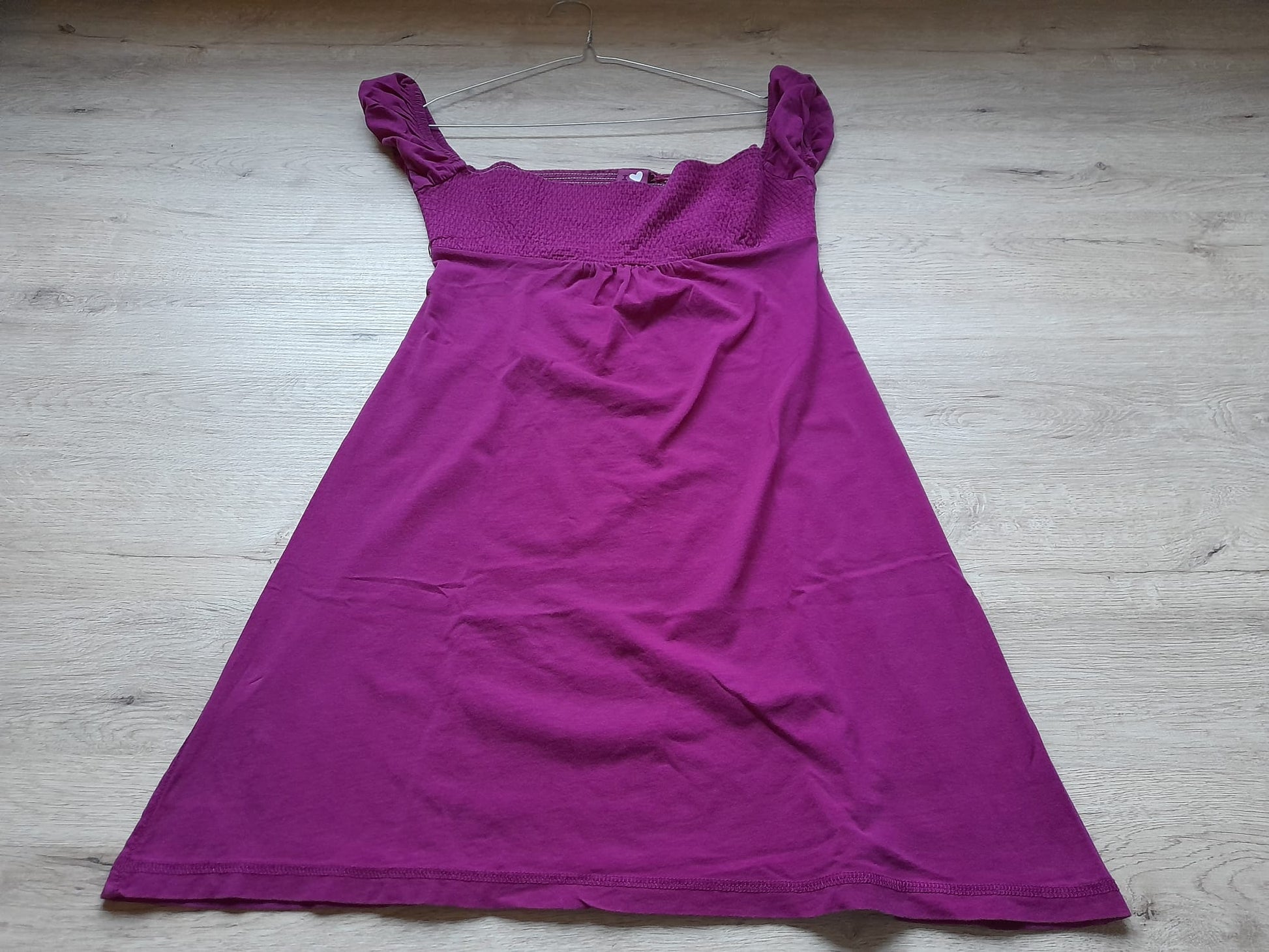 VESTIDO CORTO FUCSIA CON PECHO FRUNCIDO