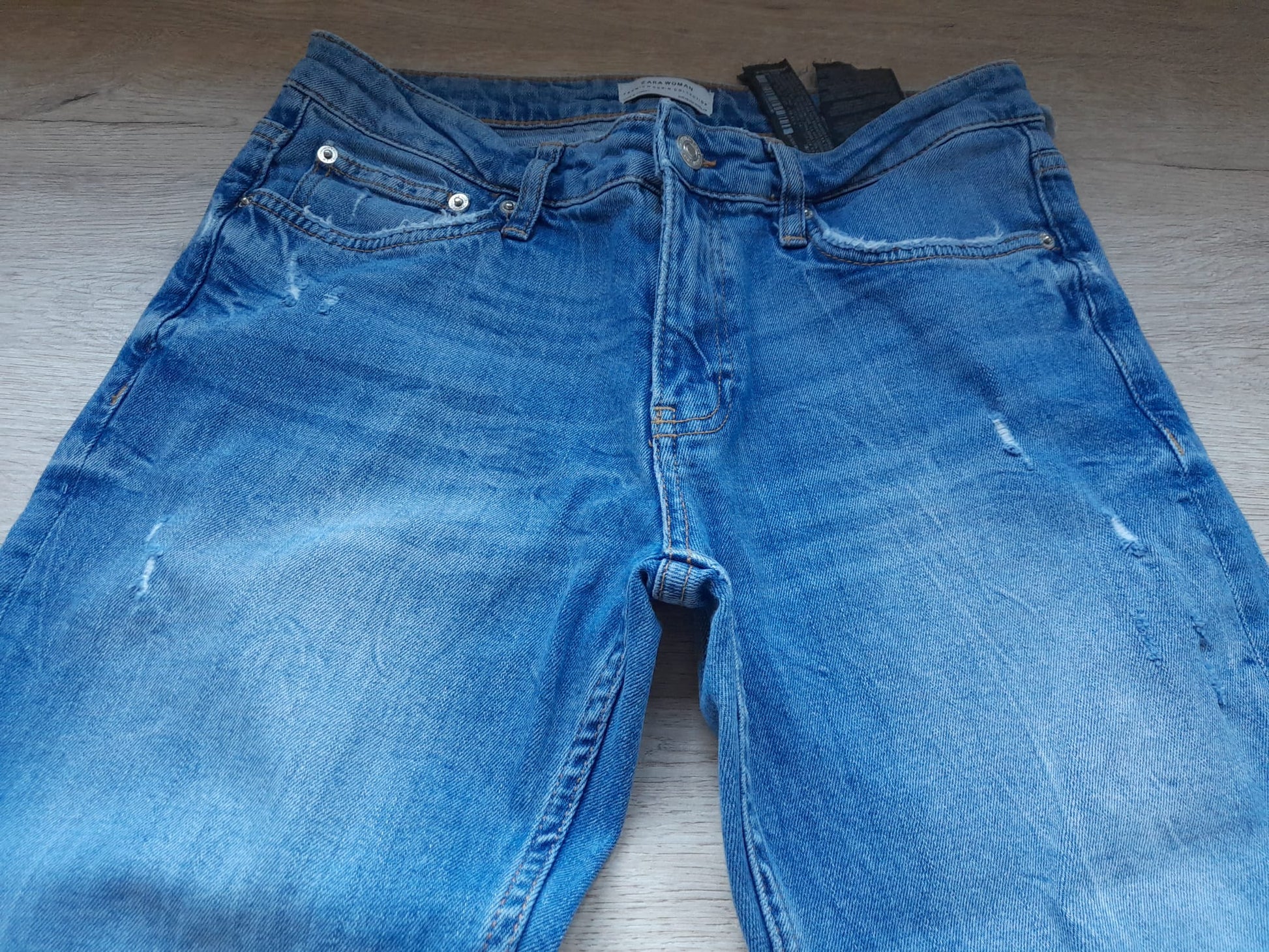 PANTALÓN VAQUERO AZUL CON BORDADO EN PIERNA