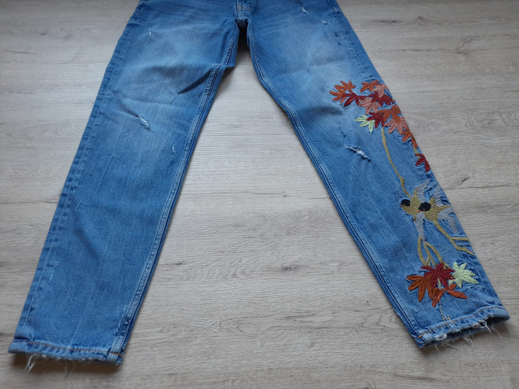 PANTALÓN VAQUERO AZUL CON BORDADO EN PIERNA