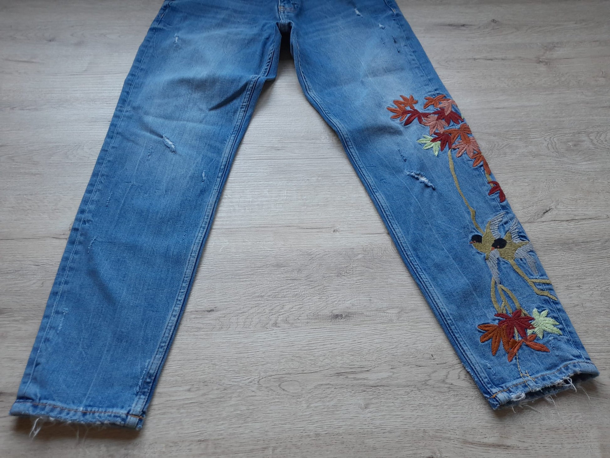 PANTALÓN VAQUERO AZUL CON BORDADO EN PIERNA