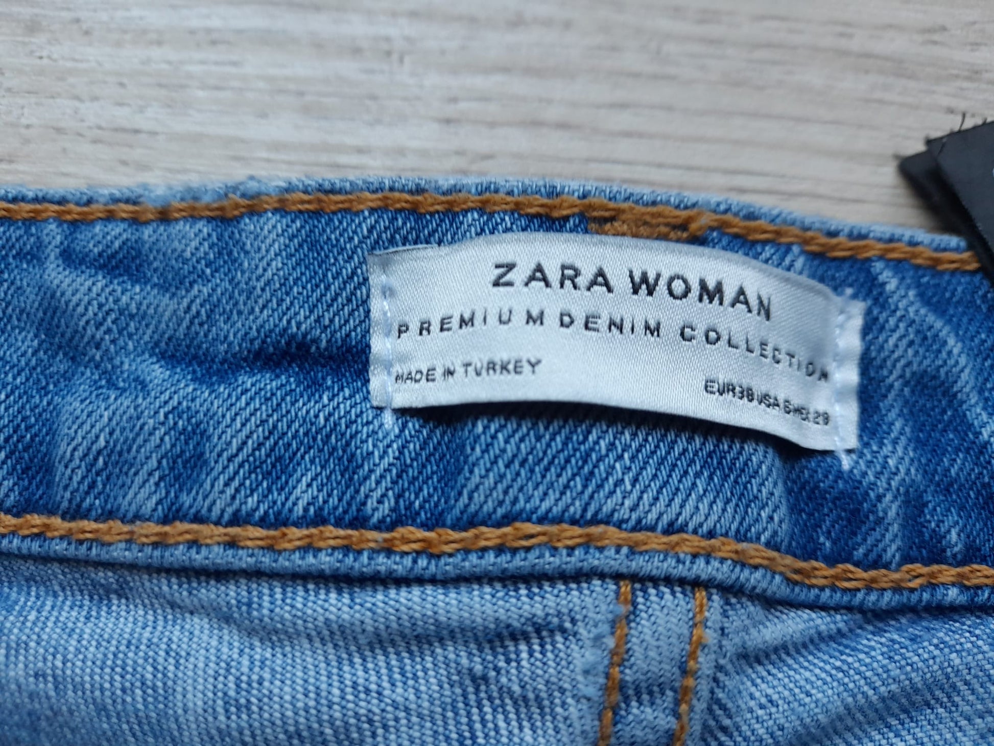 PANTALÓN VAQUERO AZUL CON BORDADO EN PIERNA