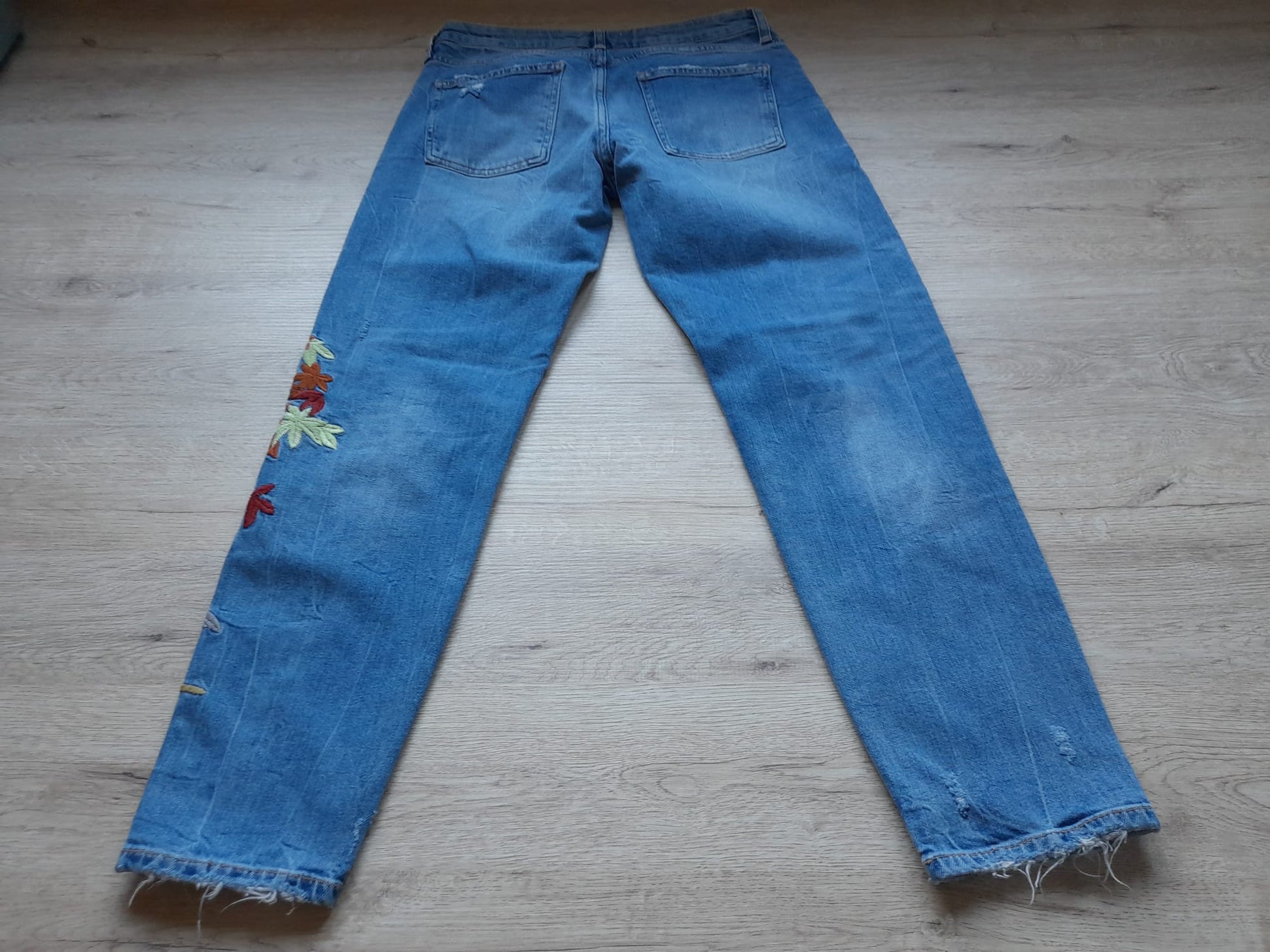 PANTALÓN VAQUERO AZUL CON BORDADO EN PIERNA