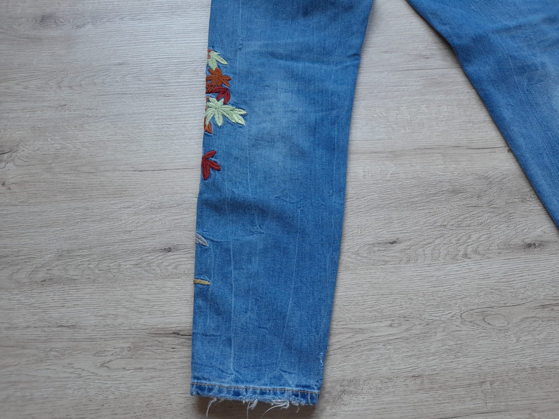 PANTALÓN VAQUERO AZUL CON BORDADO EN PIERNA