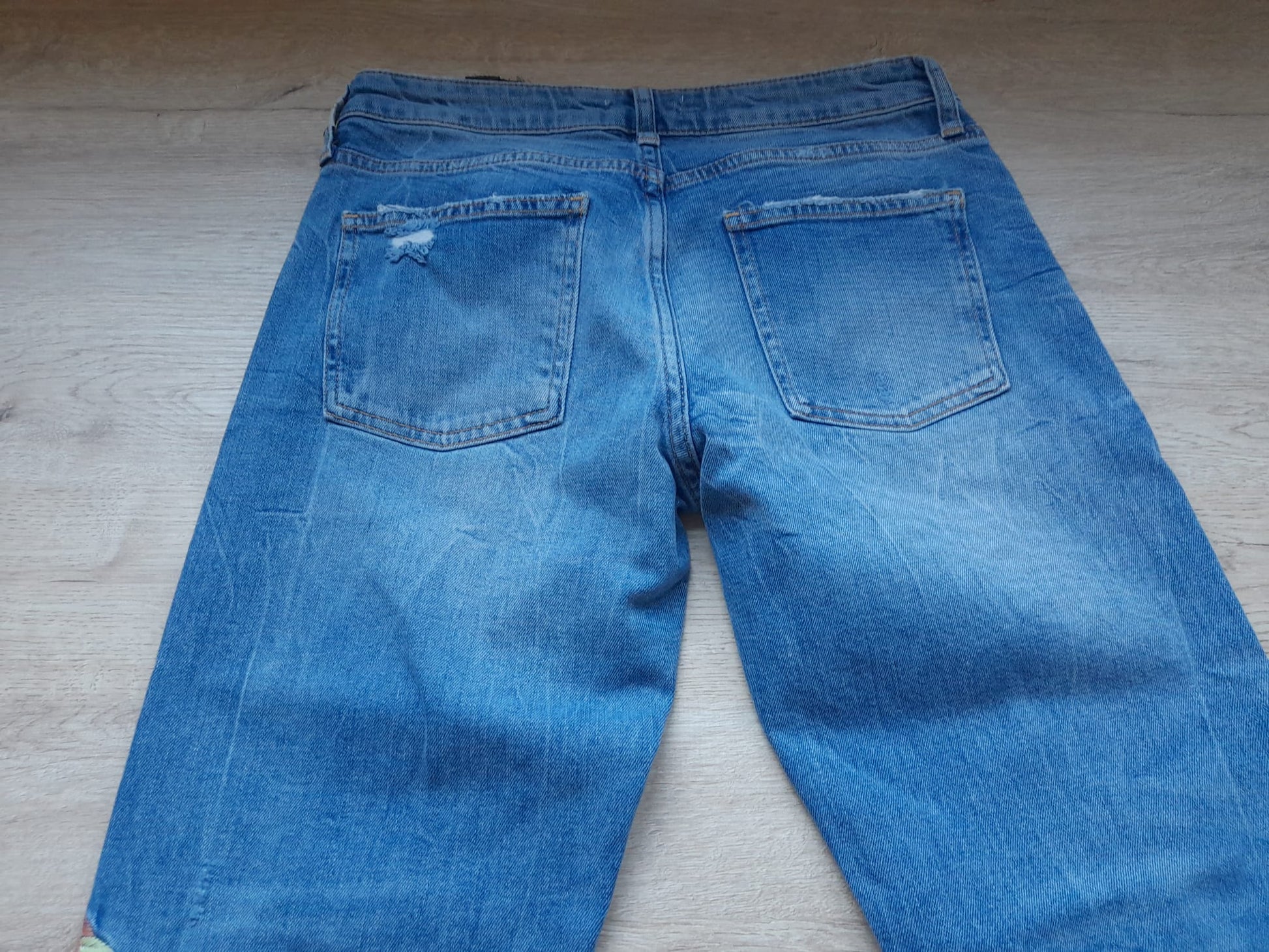 PANTALÓN VAQUERO AZUL CON BORDADO EN PIERNA