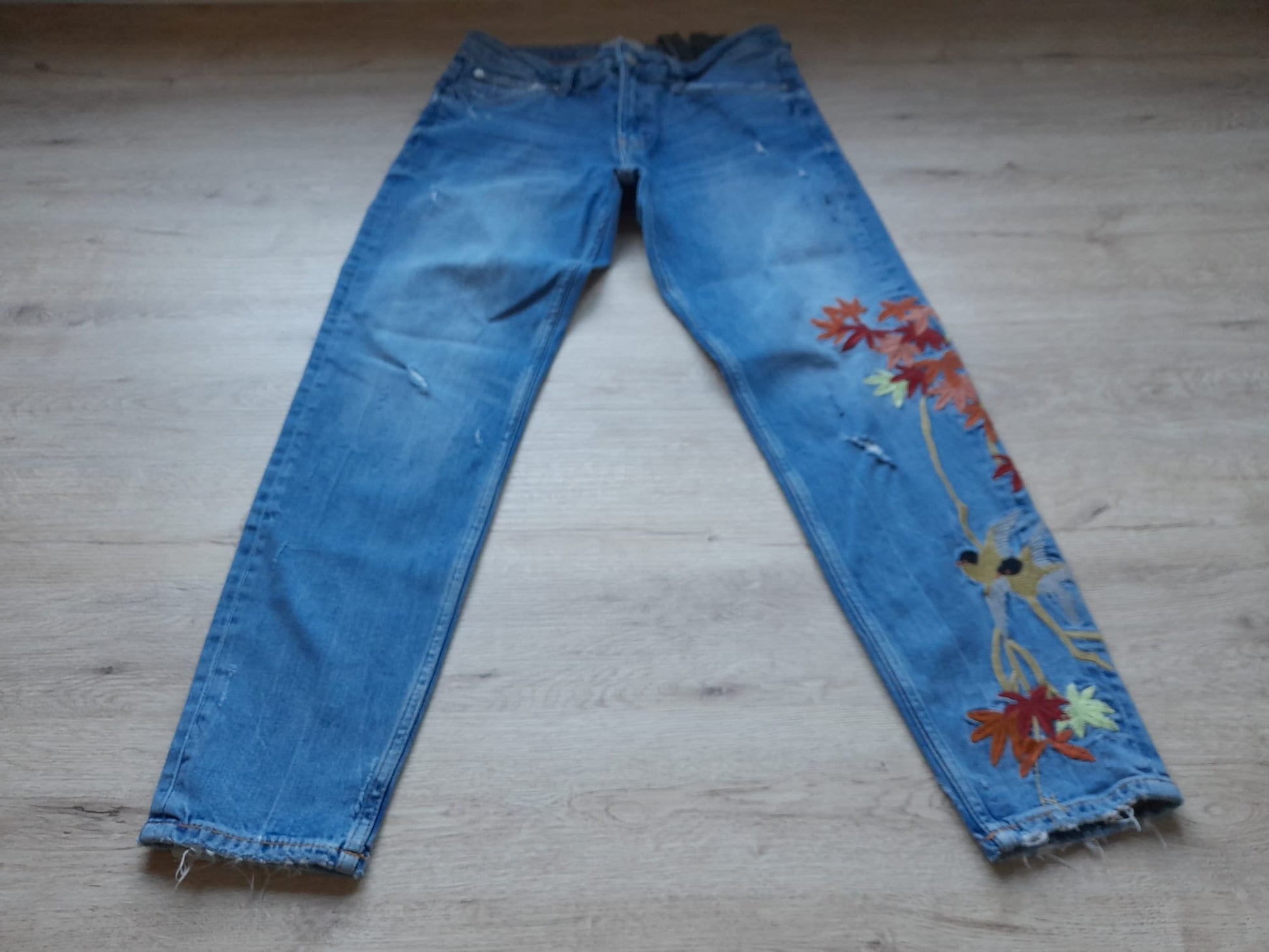 PANTALÓN VAQUERO AZUL CON BORDADO EN PIERNA