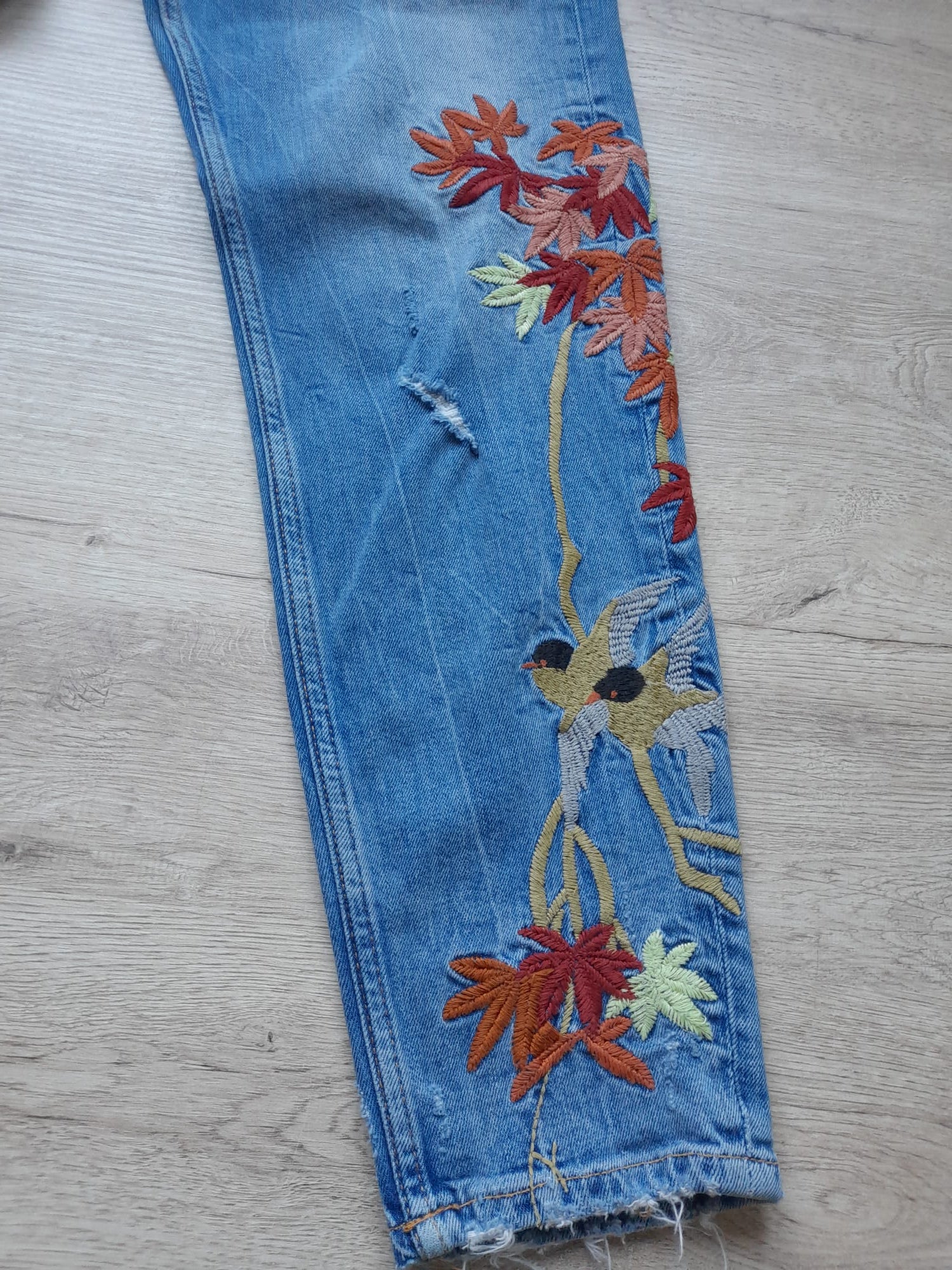 PANTALÓN VAQUERO AZUL CON BORDADO EN PIERNA