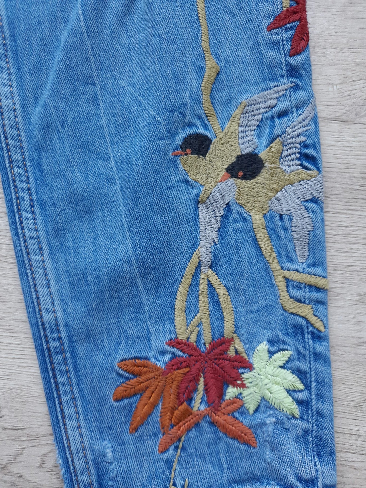 PANTALÓN VAQUERO AZUL CON BORDADO EN PIERNA