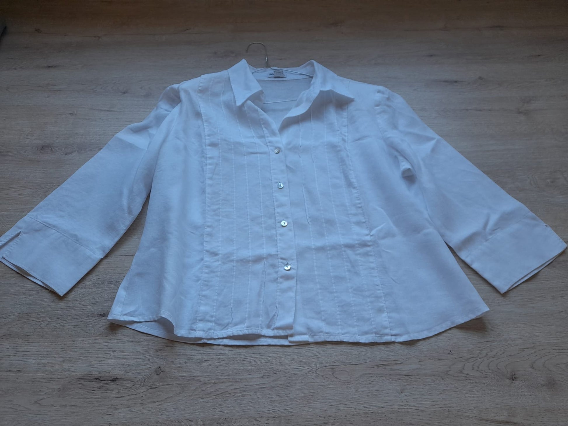 BLUSA BLANCA CON MANGA FRANCESA Y HOMBRERAS