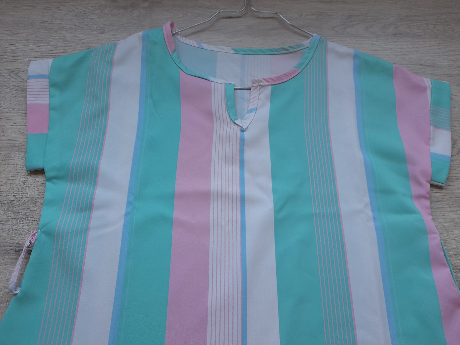 BLUSA ENTALLADA M/C RAYAS MULTICOLOR (FALTA CINTURÓN)