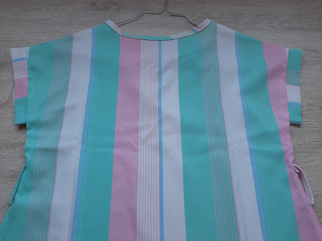 BLUSA ENTALLADA M/C RAYAS MULTICOLOR (FALTA CINTURÓN)