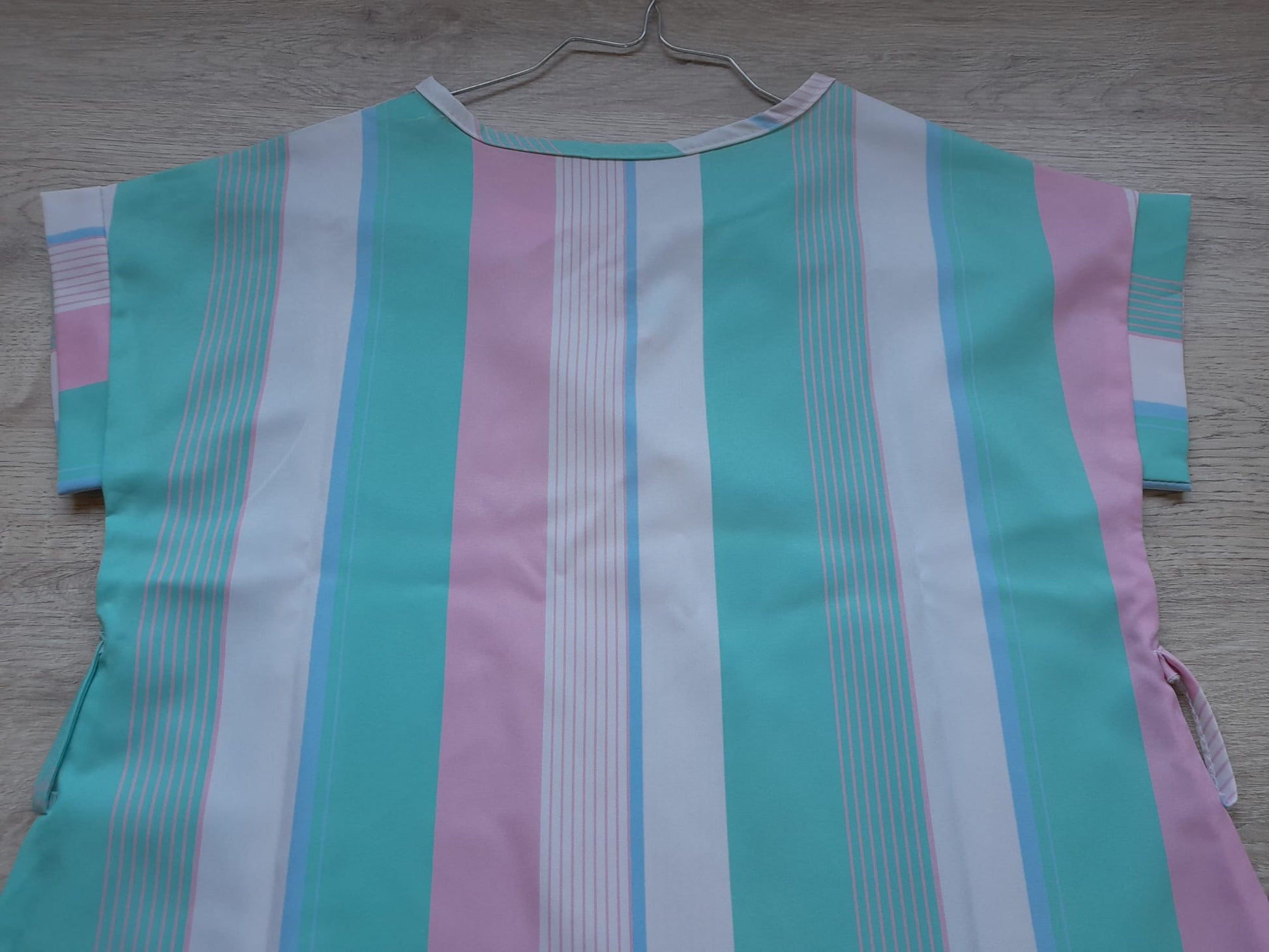 BLUSA ENTALLADA M/C RAYAS MULTICOLOR (FALTA CINTURÓN)