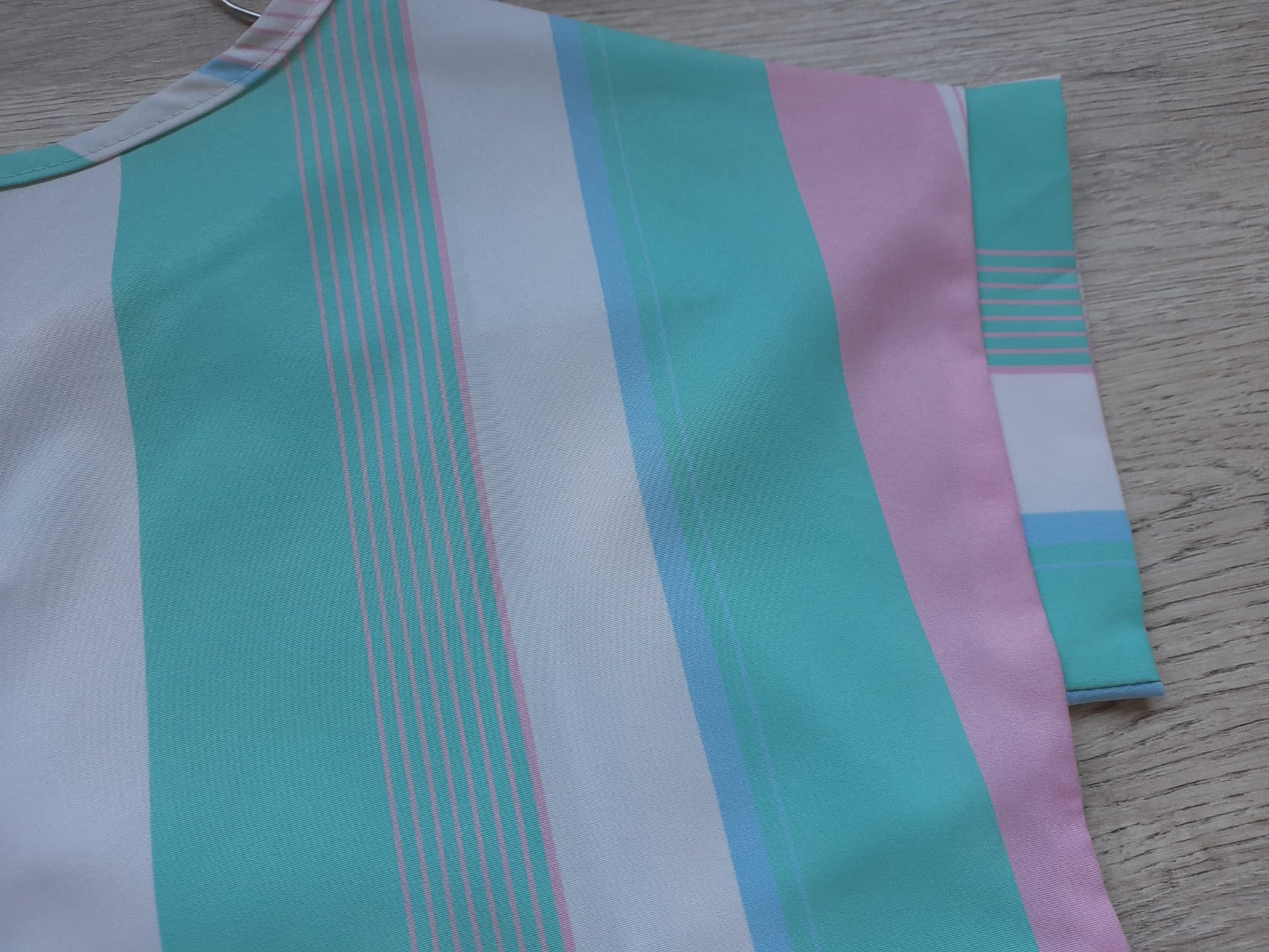 BLUSA ENTALLADA M/C RAYAS MULTICOLOR (FALTA CINTURÓN)