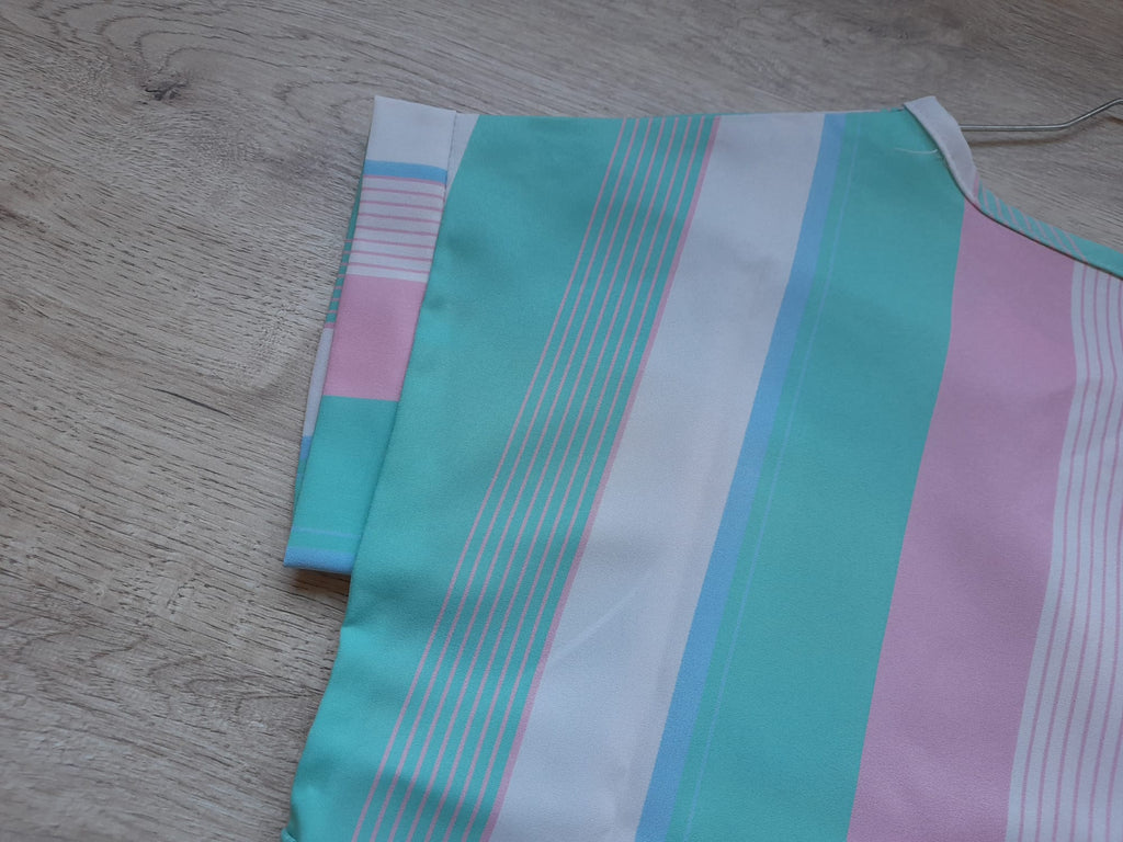 BLUSA ENTALLADA M/C RAYAS MULTICOLOR (FALTA CINTURÓN)