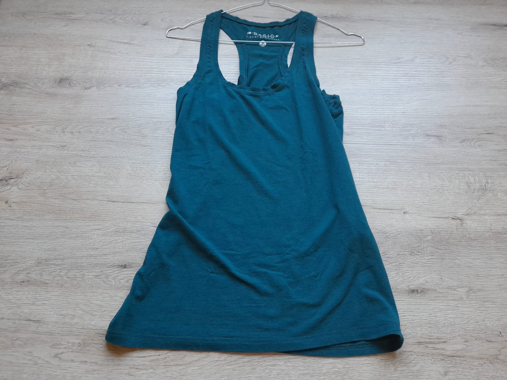 CAMISETA TIRANTE VERDE MAR (PEQUEÑO ROTO PARTE BAJA DELANTERA)