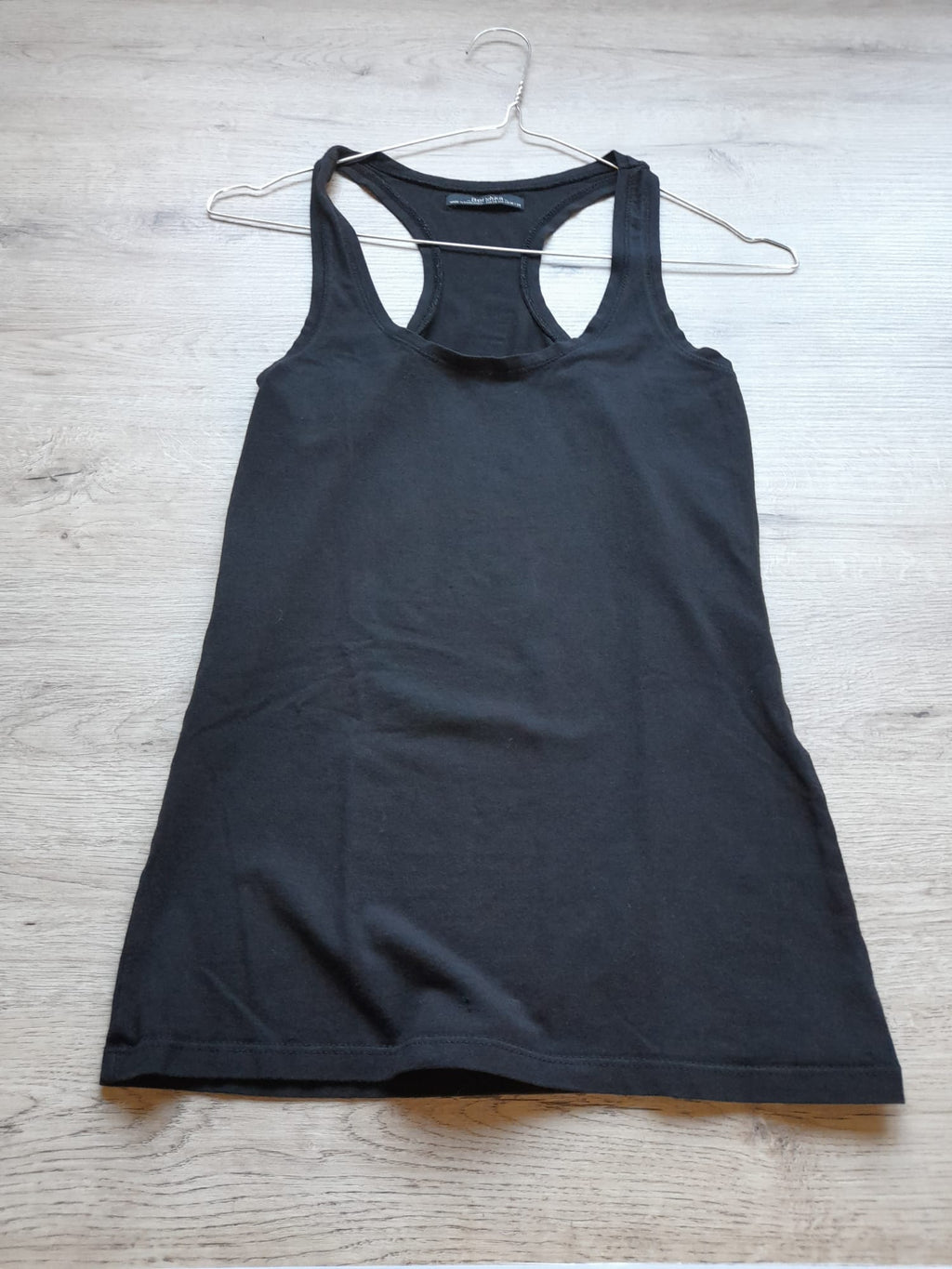 CAMISETA TIRANTES NEGRA (PEQUEÑO ROTO PARTE DELANTERA)