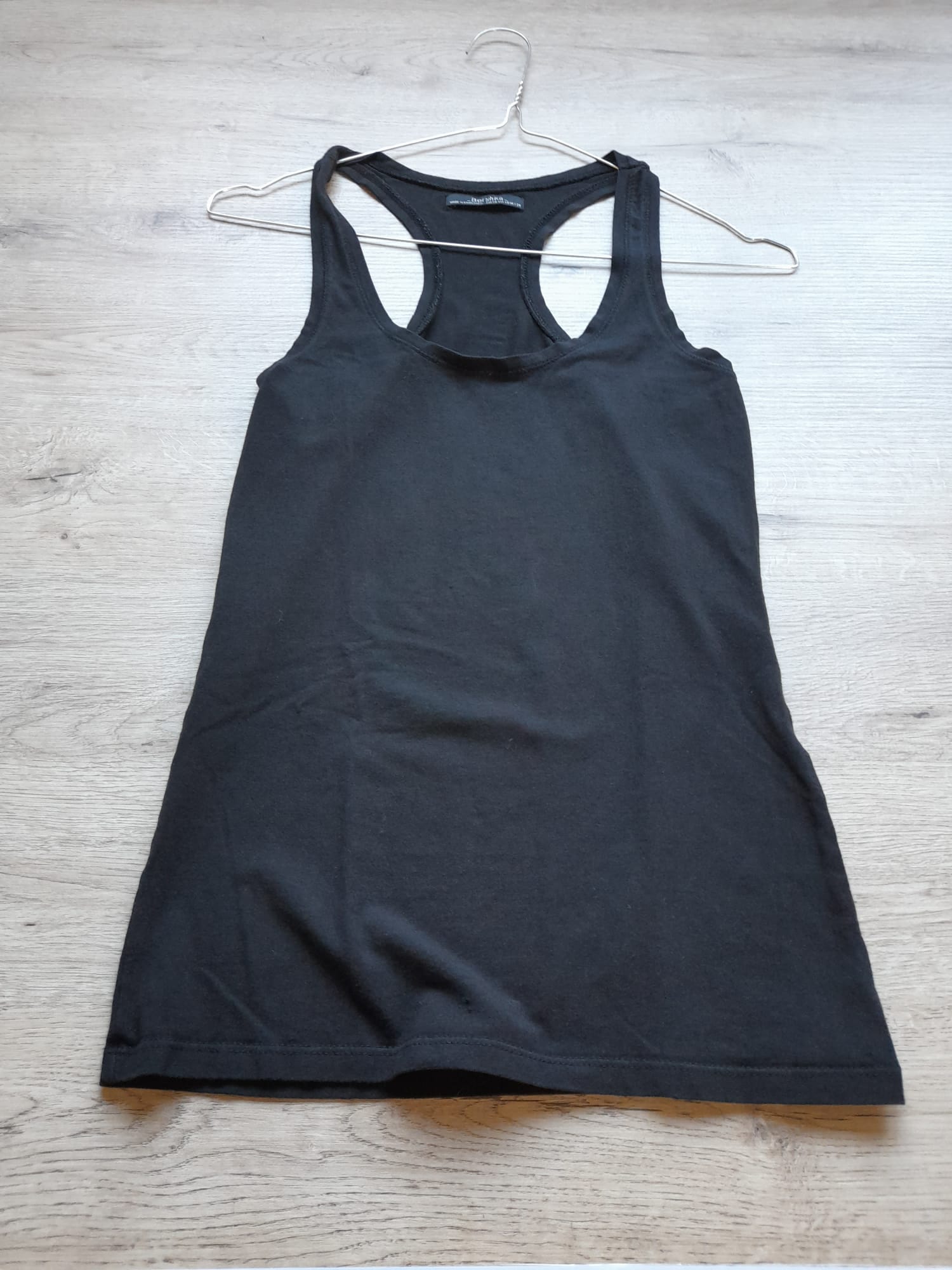CAMISETA TIRANTES NEGRA (PEQUEÑO ROTO PARTE DELANTERA)