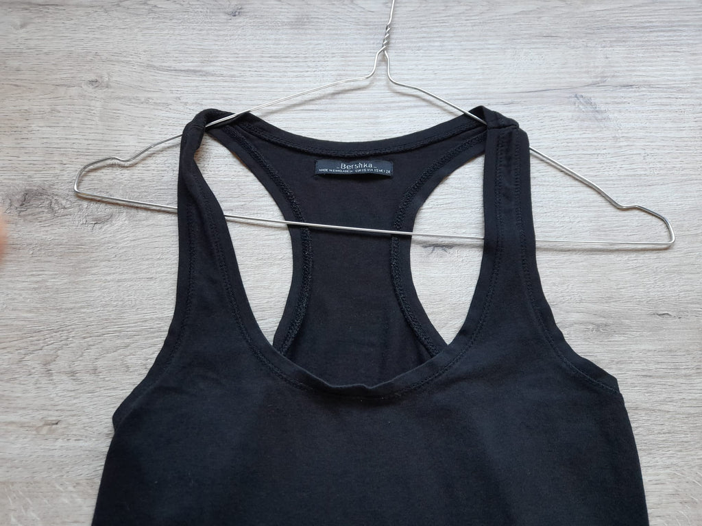 CAMISETA TIRANTES NEGRA (PEQUEÑO ROTO PARTE DELANTERA)