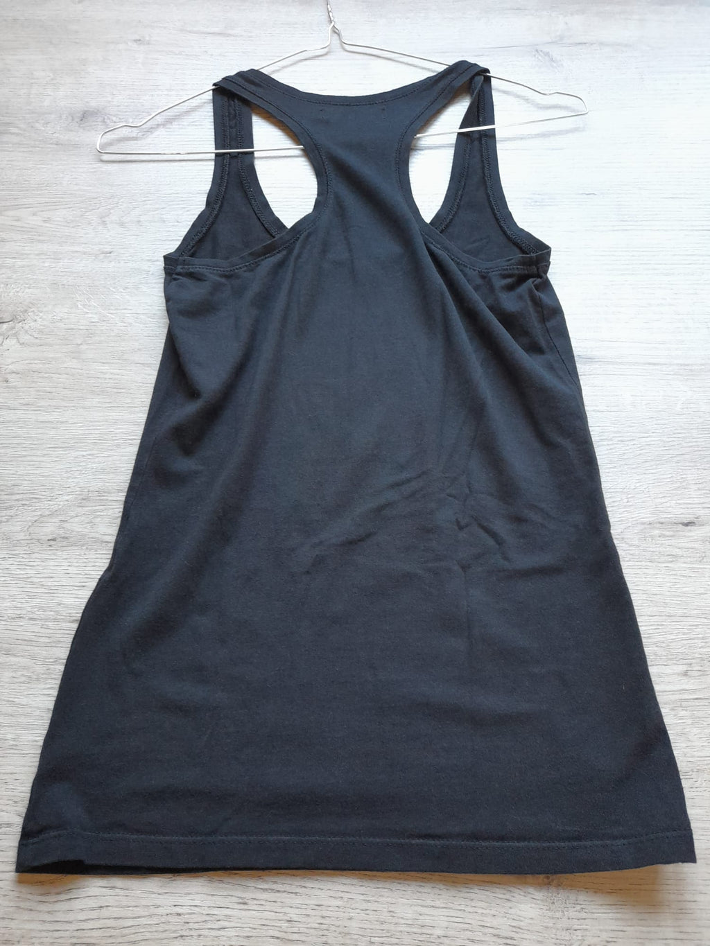 CAMISETA TIRANTES NEGRA (PEQUEÑO ROTO PARTE DELANTERA)