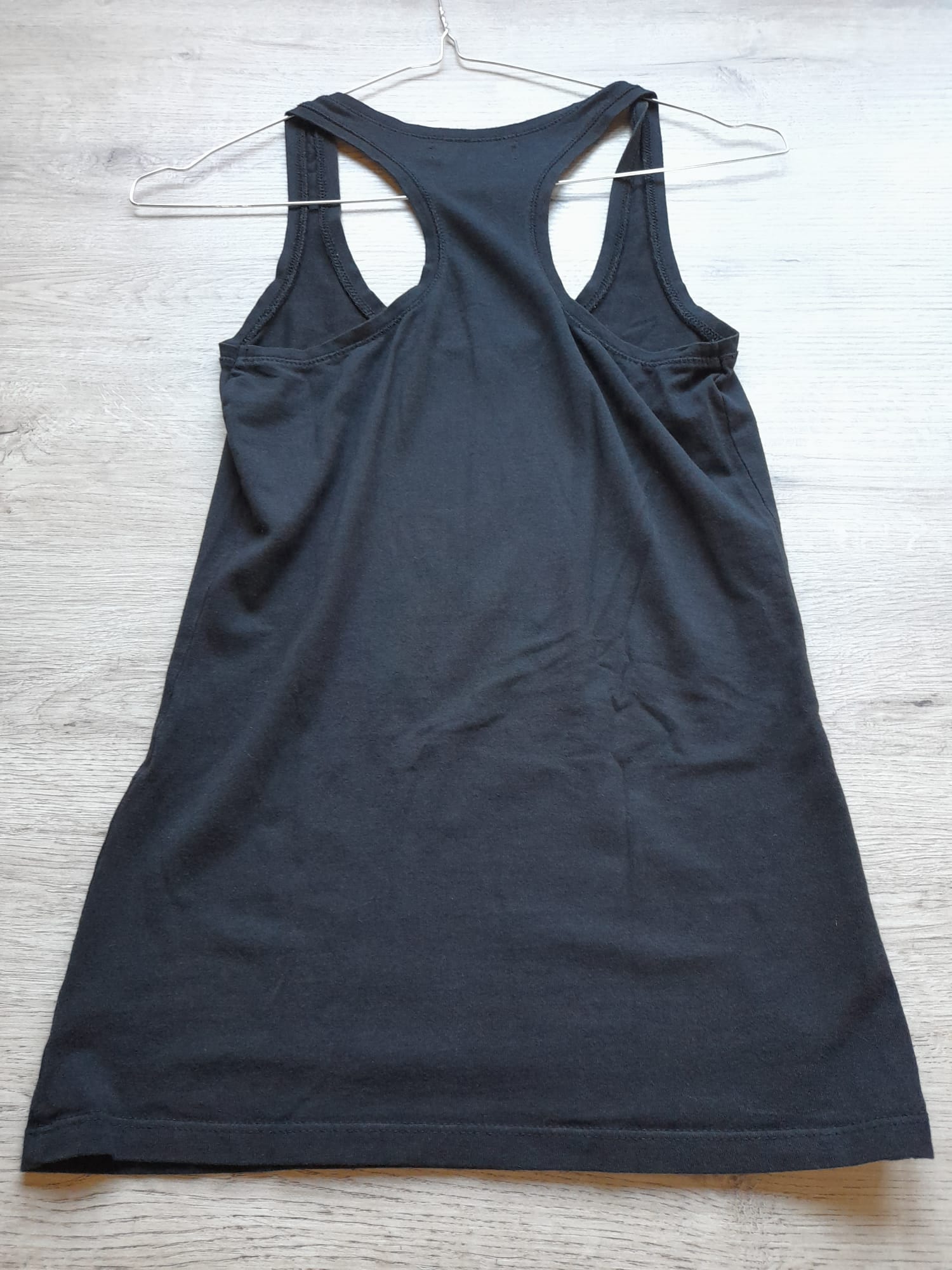 CAMISETA TIRANTES NEGRA (PEQUEÑO ROTO PARTE DELANTERA)