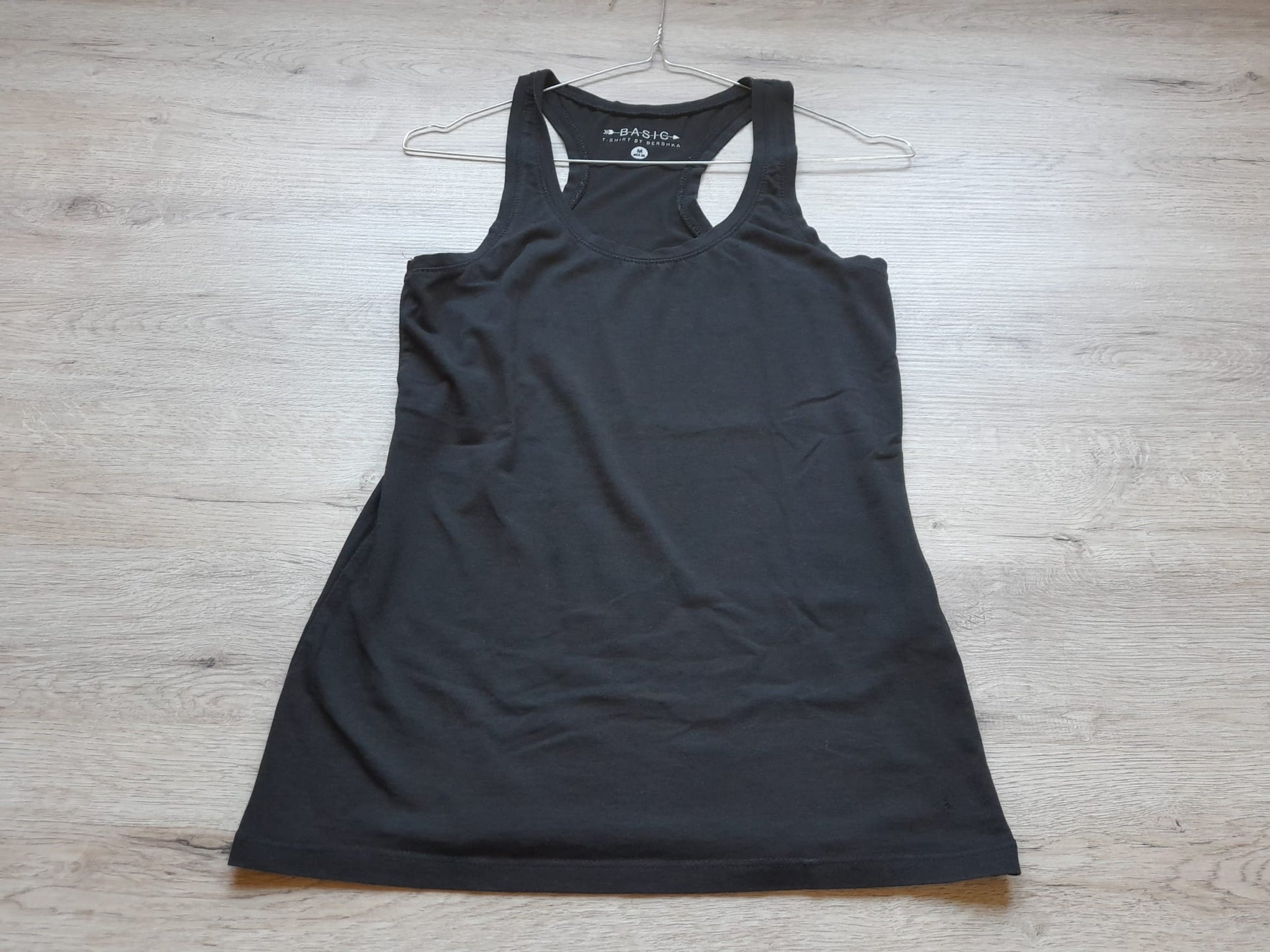 CAMISETA TIRANTES NEGRA (PEQUEÑO ROTO PARTE DELANTERA Y TRASERA)