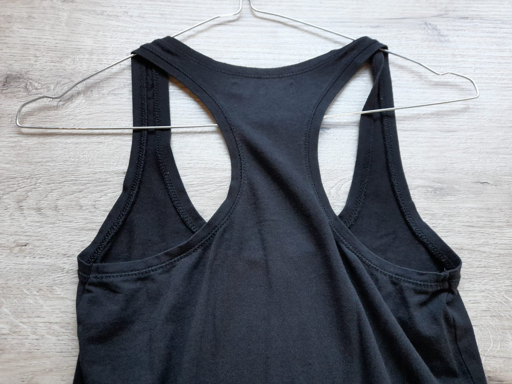 CAMISETA TIRANTES NEGRA (PEQUEÑO ROTO PARTE DELANTERA Y TRASERA)