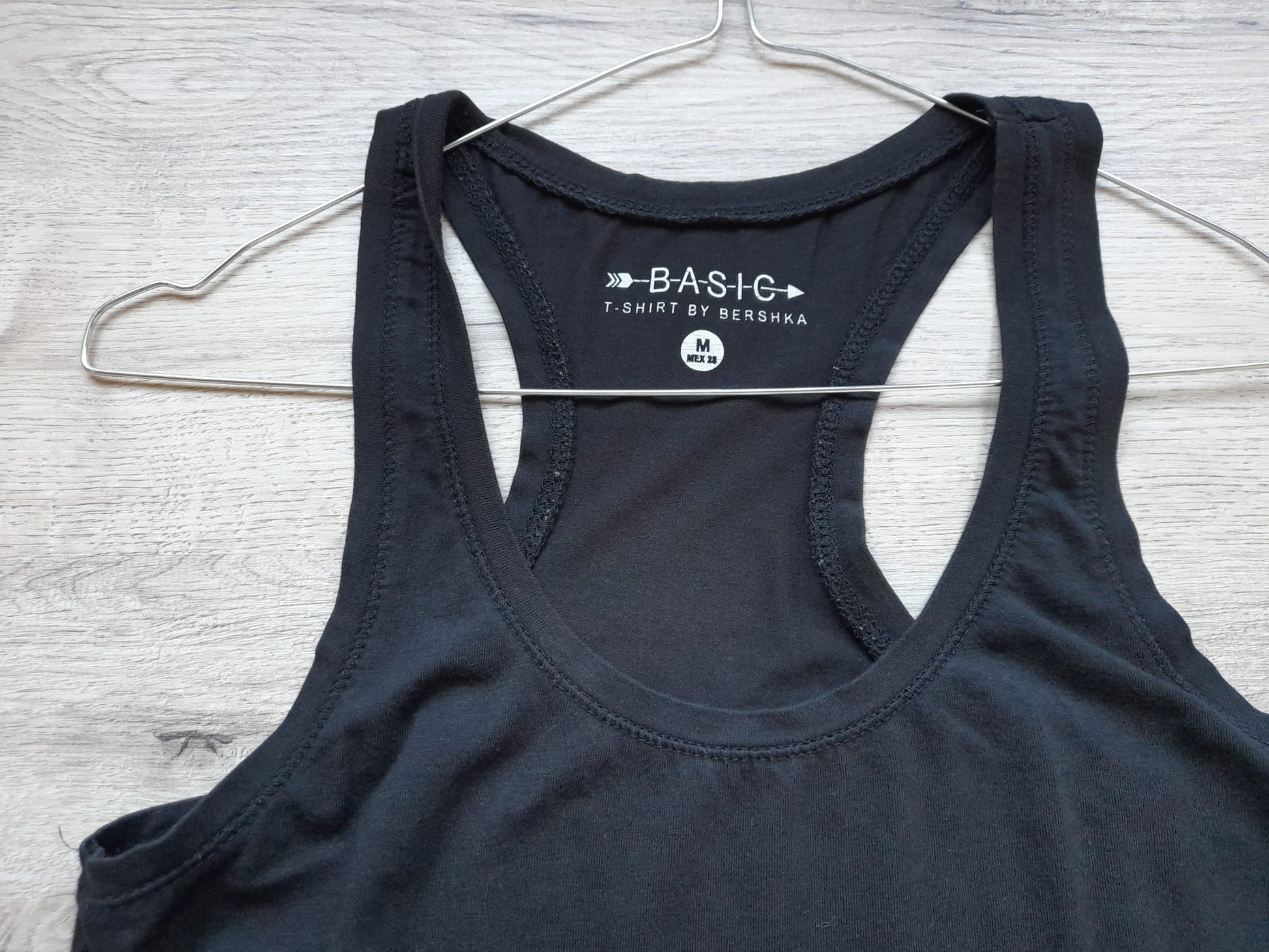 CAMISETA TIRANTES NEGRA (PEQUEÑO ROTO PARTE DELANTERA Y TRASERA)