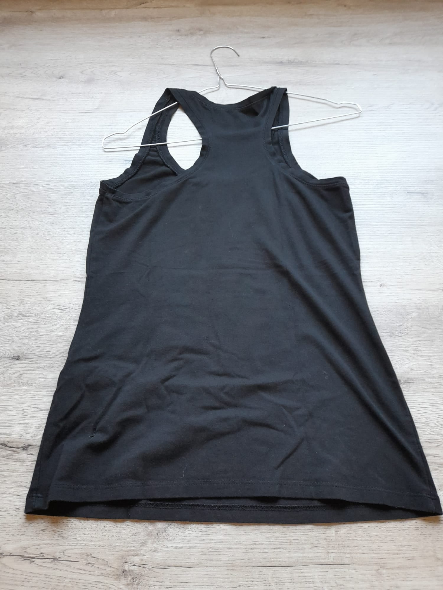 CAMISETA TIRANTES NEGRA (PEQUEÑO ROTO PARTE DELANTERA Y TRASERA)