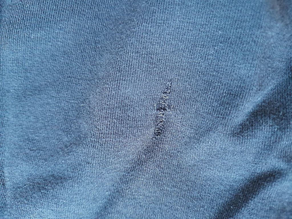 CAMISETA TIRANTES NEGRA (PEQUEÑO ROTO PARTE DELANTERA Y TRASERA)