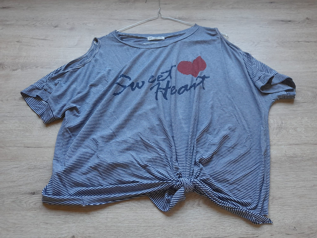 CAMISETA M/C MARINERA CON DIBUJO Y NUDO CINTURA , CON HOMBROS DESCUBIERTOS