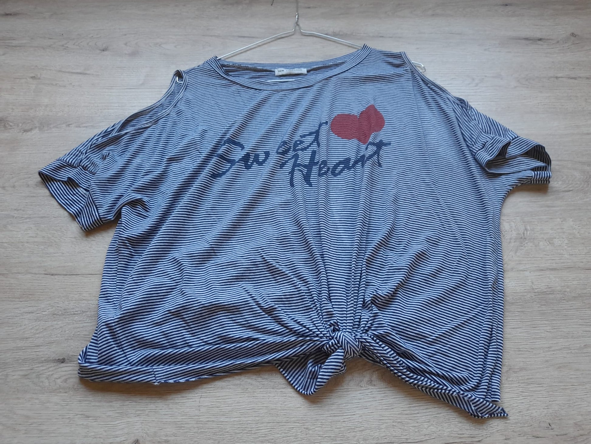 CAMISETA M/C MARINERA CON DIBUJO Y NUDO CINTURA , CON HOMBROS DESCUBIERTOS