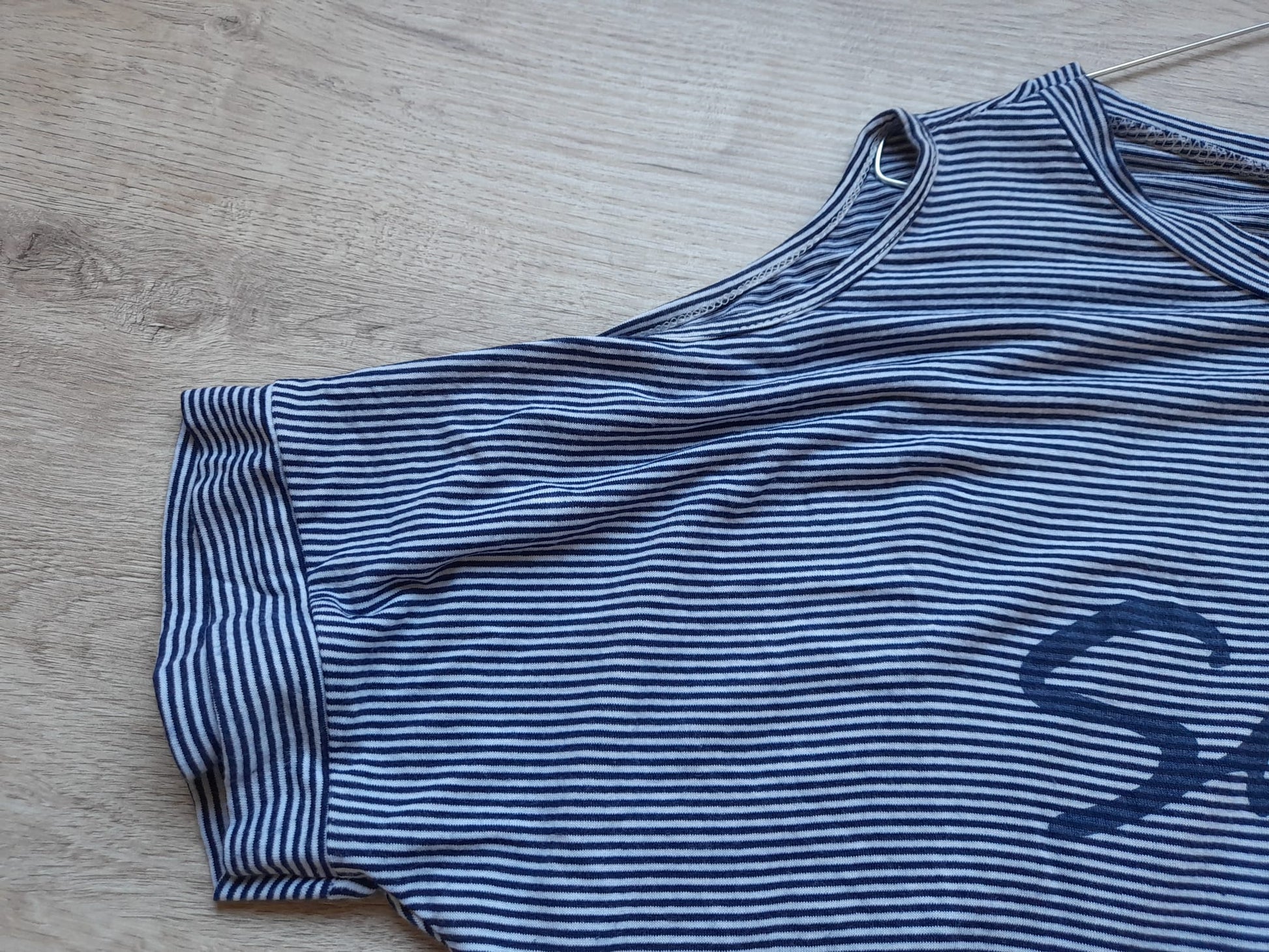 CAMISETA M/C MARINERA CON DIBUJO Y NUDO CINTURA , CON HOMBROS DESCUBIERTOS