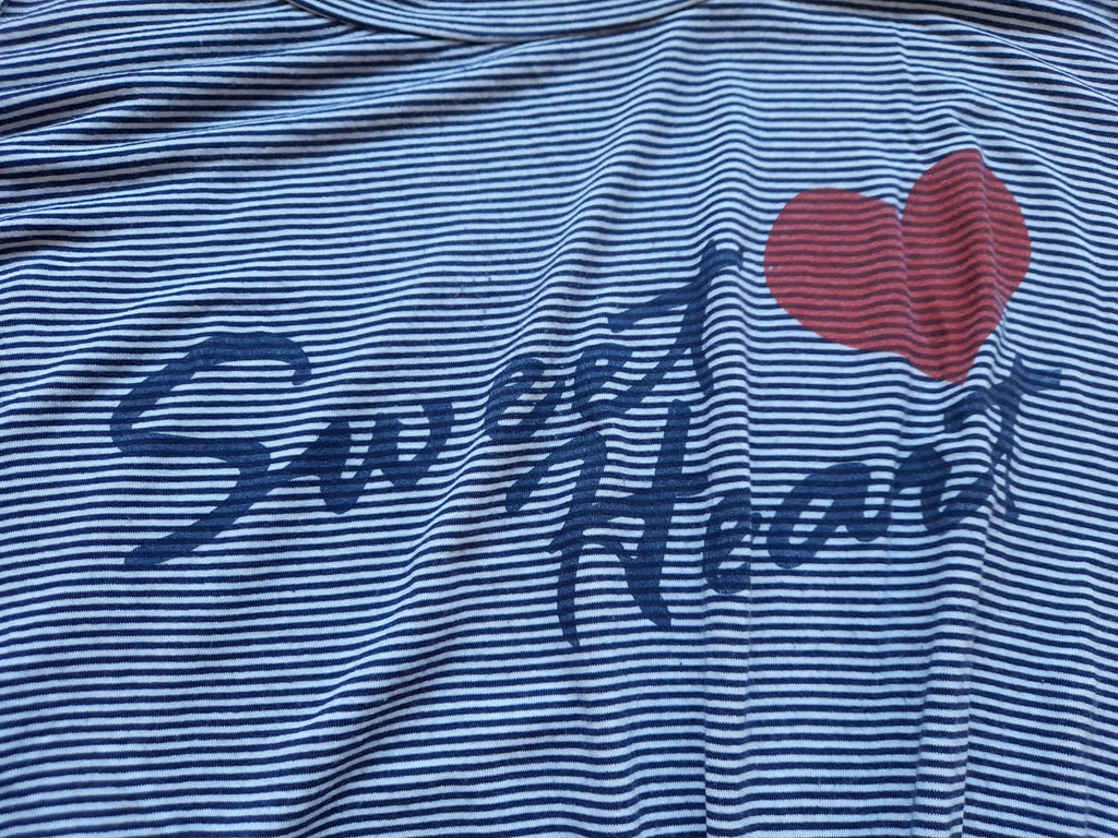 CAMISETA M/C MARINERA CON DIBUJO Y NUDO CINTURA , CON HOMBROS DESCUBIERTOS