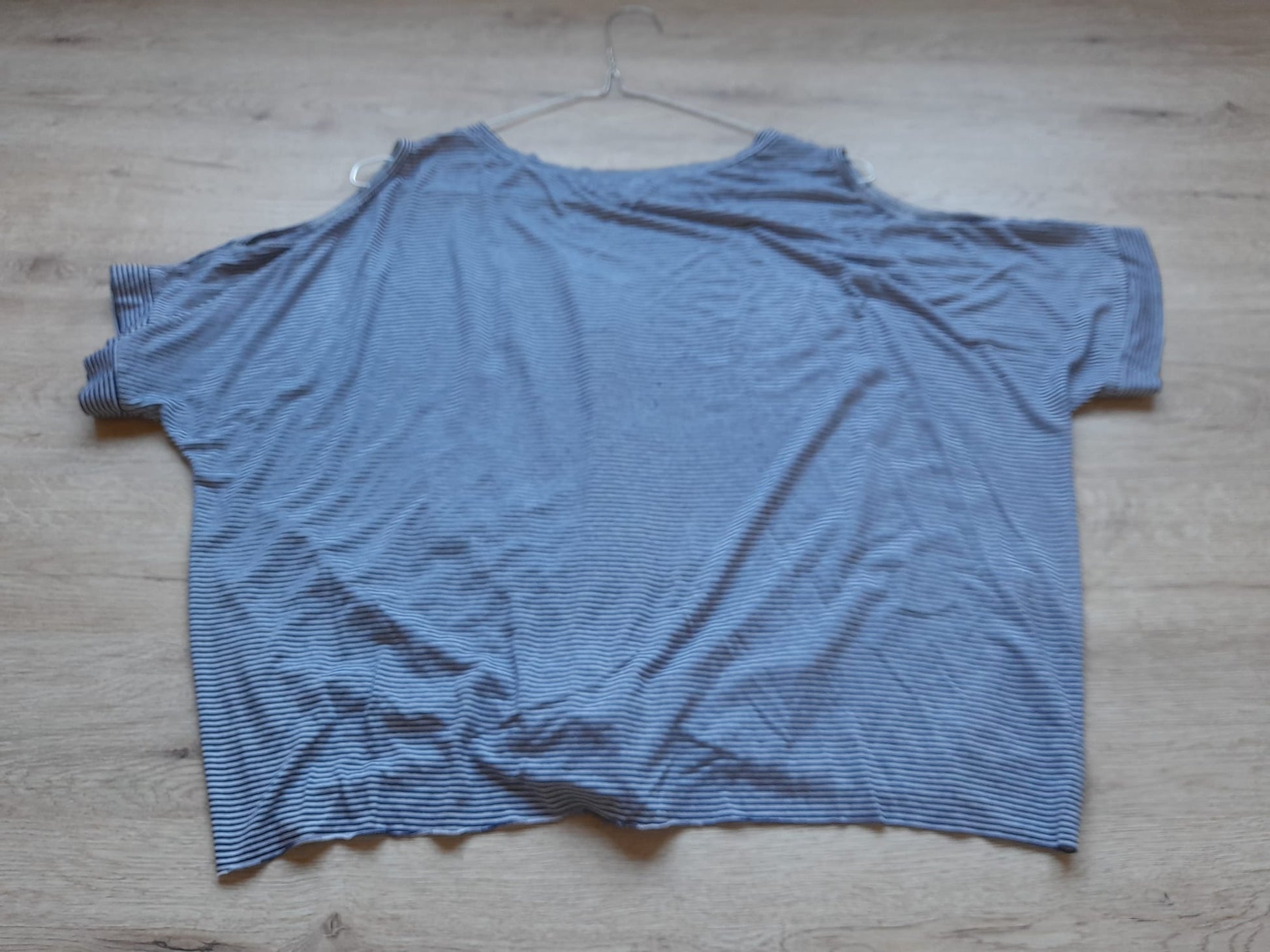 CAMISETA M/C MARINERA CON DIBUJO Y NUDO CINTURA , CON HOMBROS DESCUBIERTOS