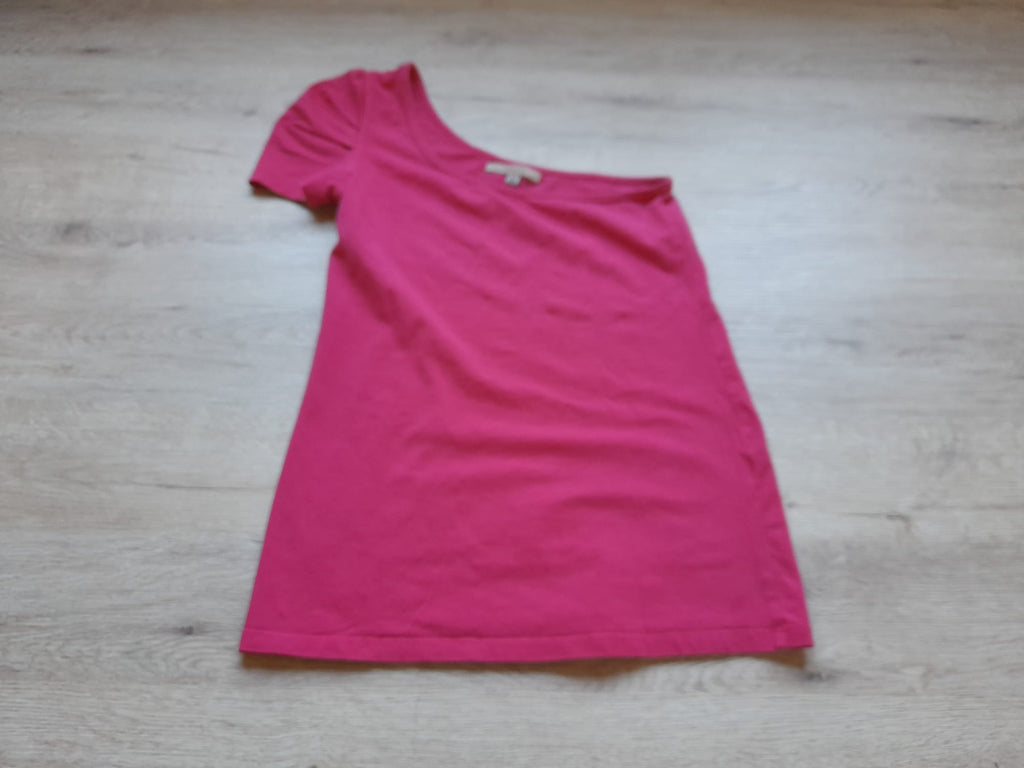 CAMISETA ROSA FUCSIA CON UN HOMBRO DESCUBIERTO