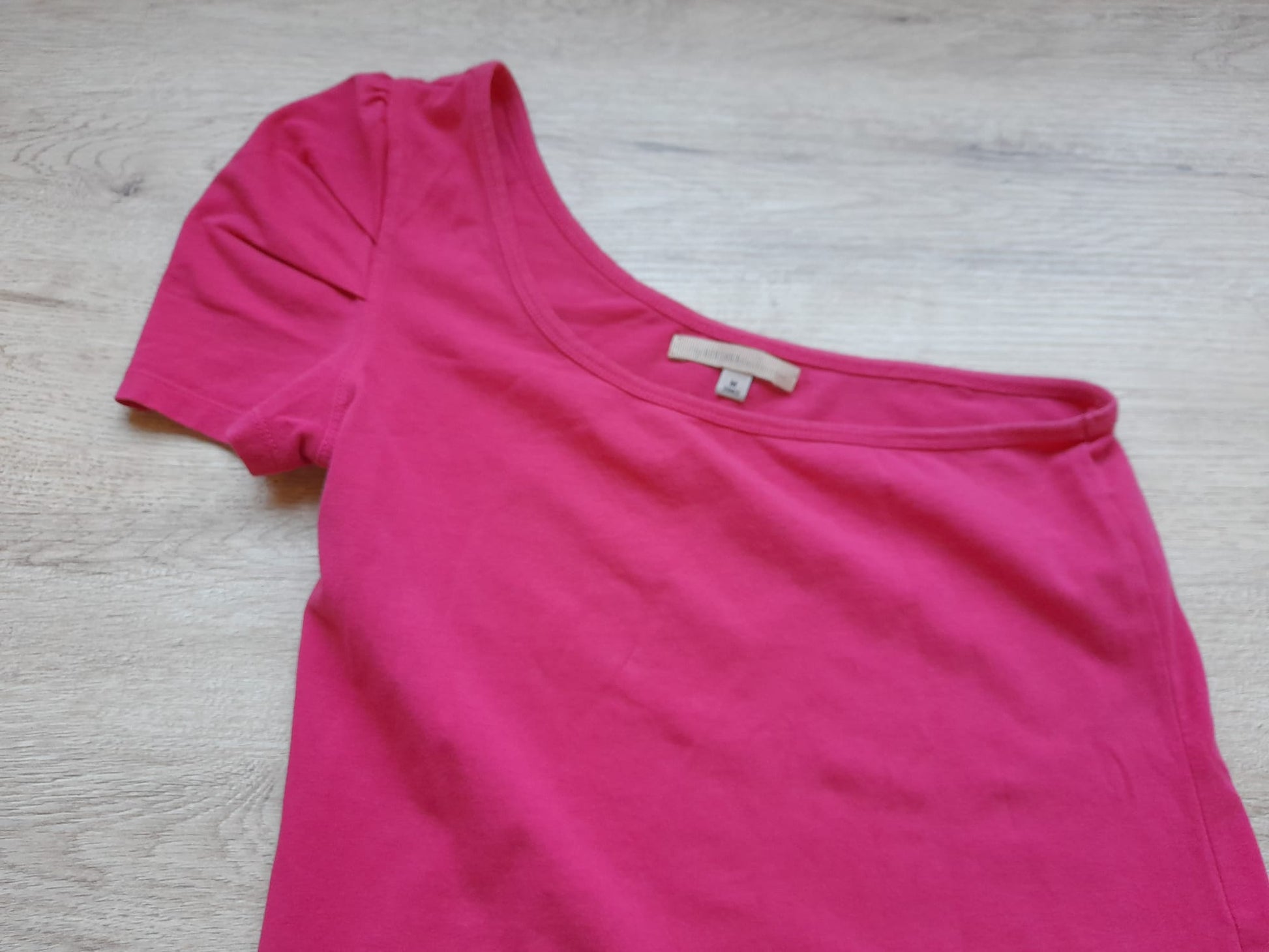 CAMISETA ROSA FUCSIA CON UN HOMBRO DESCUBIERTO
