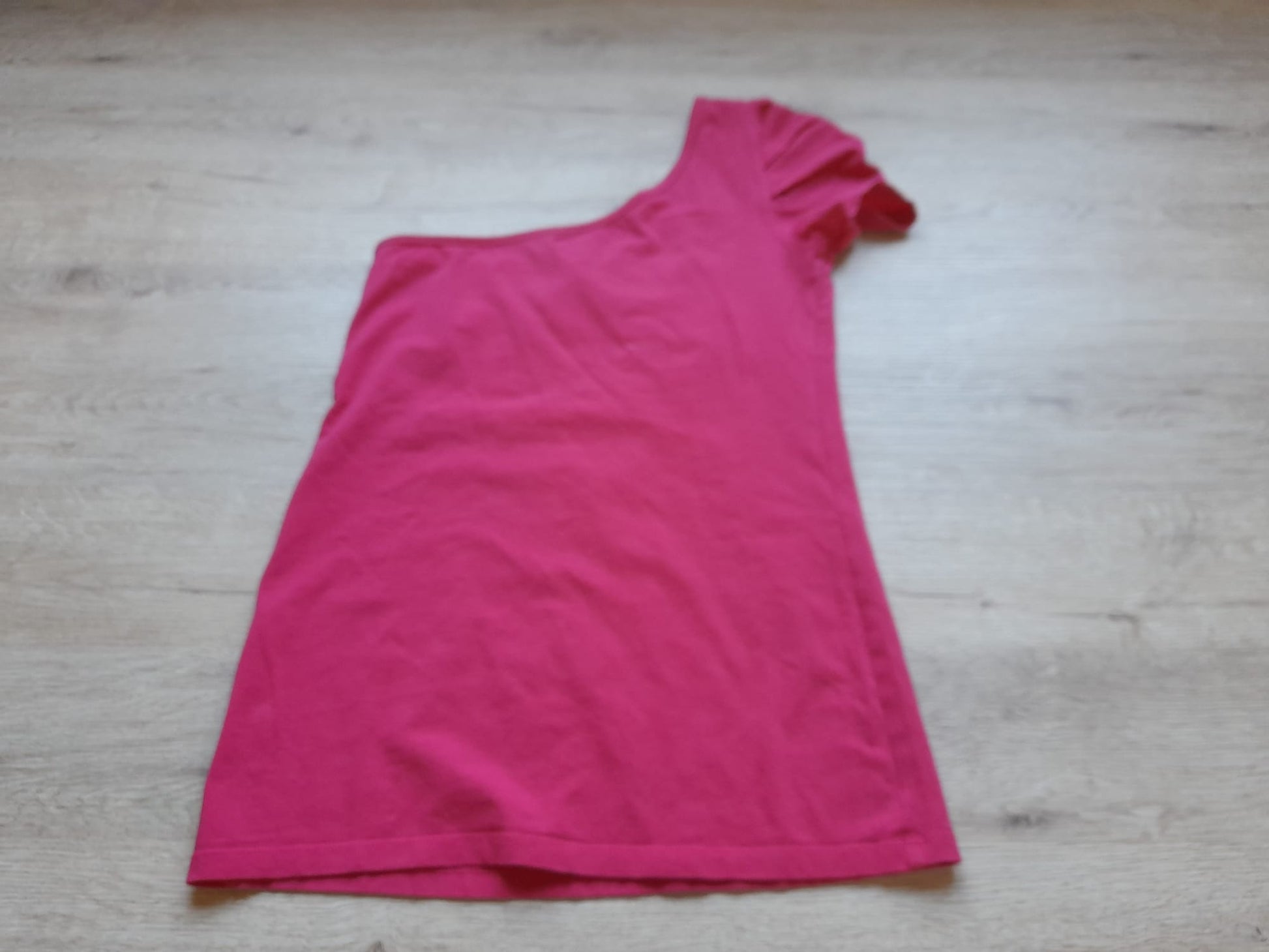 CAMISETA ROSA FUCSIA CON UN HOMBRO DESCUBIERTO