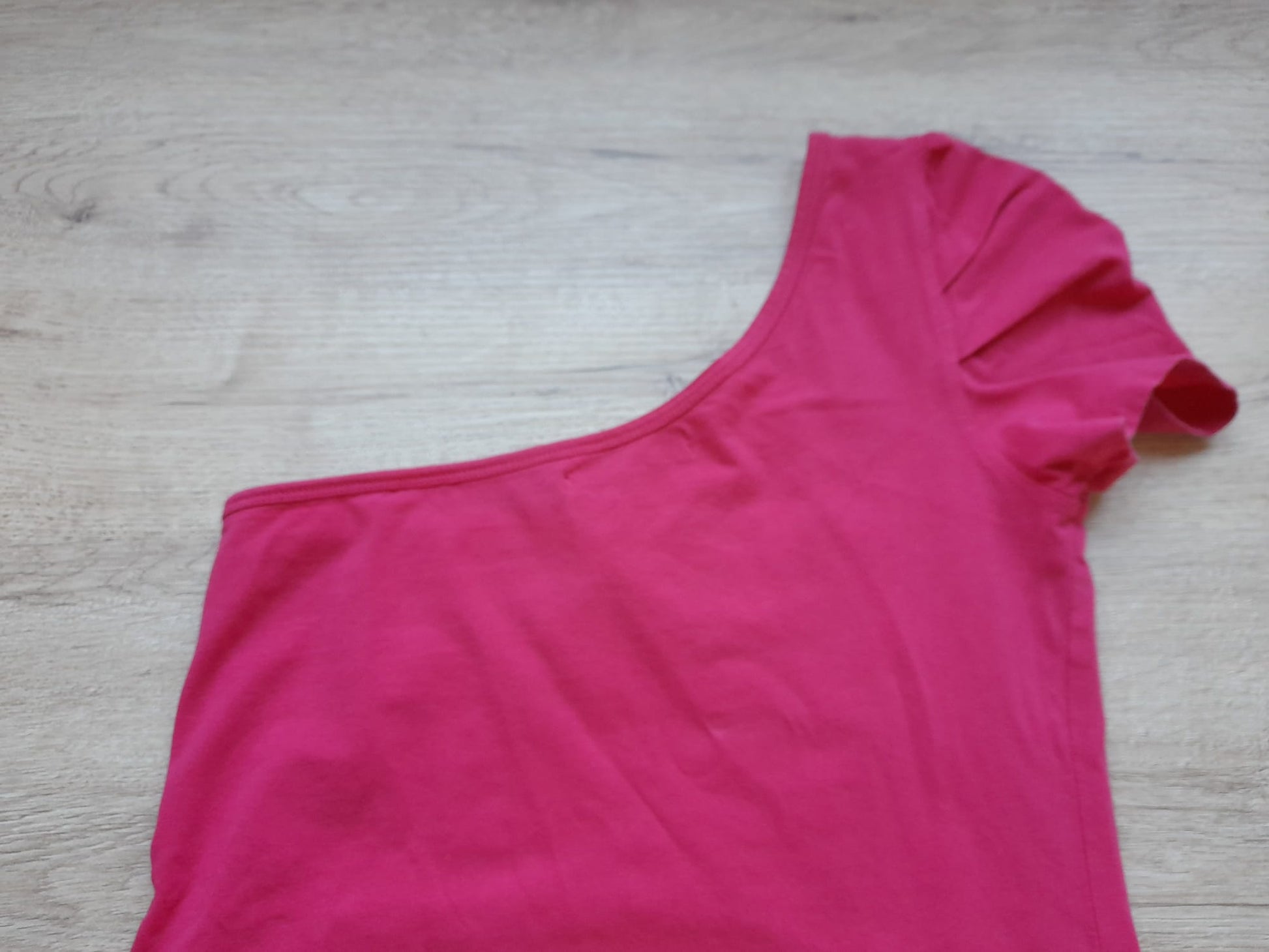 CAMISETA ROSA FUCSIA CON UN HOMBRO DESCUBIERTO