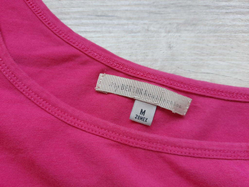 CAMISETA ROSA FUCSIA CON UN HOMBRO DESCUBIERTO
