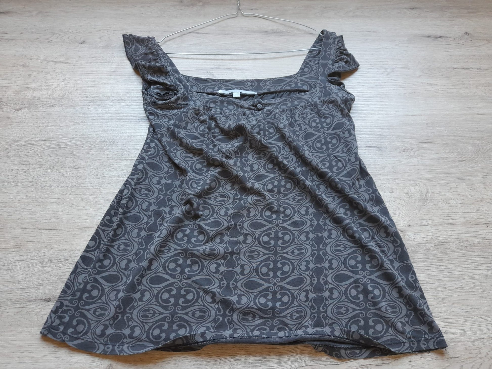 CAMISETA TIRANTES GRIS CON DISEÑO (PEQUEÑO ROTO PARTE TRASERA, ZONA DE ETIQUETA)