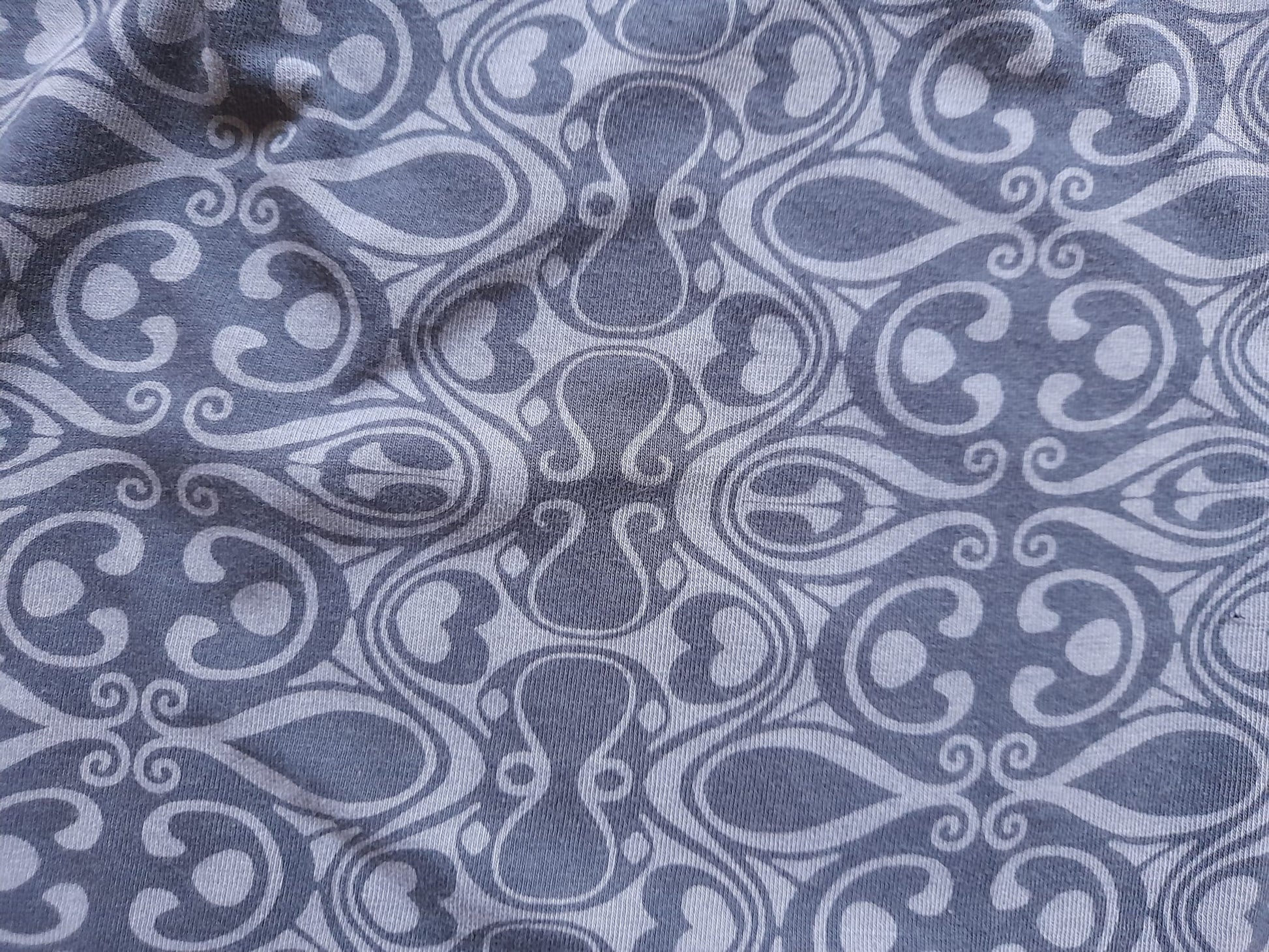 CAMISETA TIRANTES GRIS CON DISEÑO (PEQUEÑO ROTO PARTE TRASERA, ZONA DE ETIQUETA)