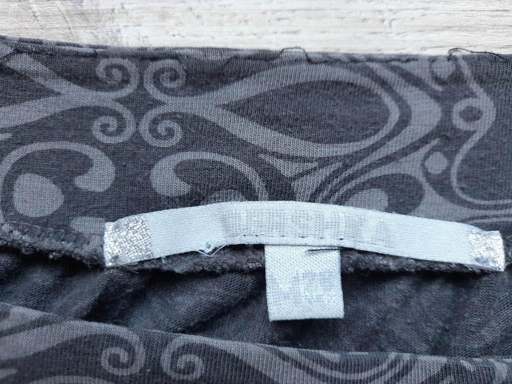 CAMISETA TIRANTES GRIS CON DISEÑO (PEQUEÑO ROTO PARTE TRASERA, ZONA DE ETIQUETA)