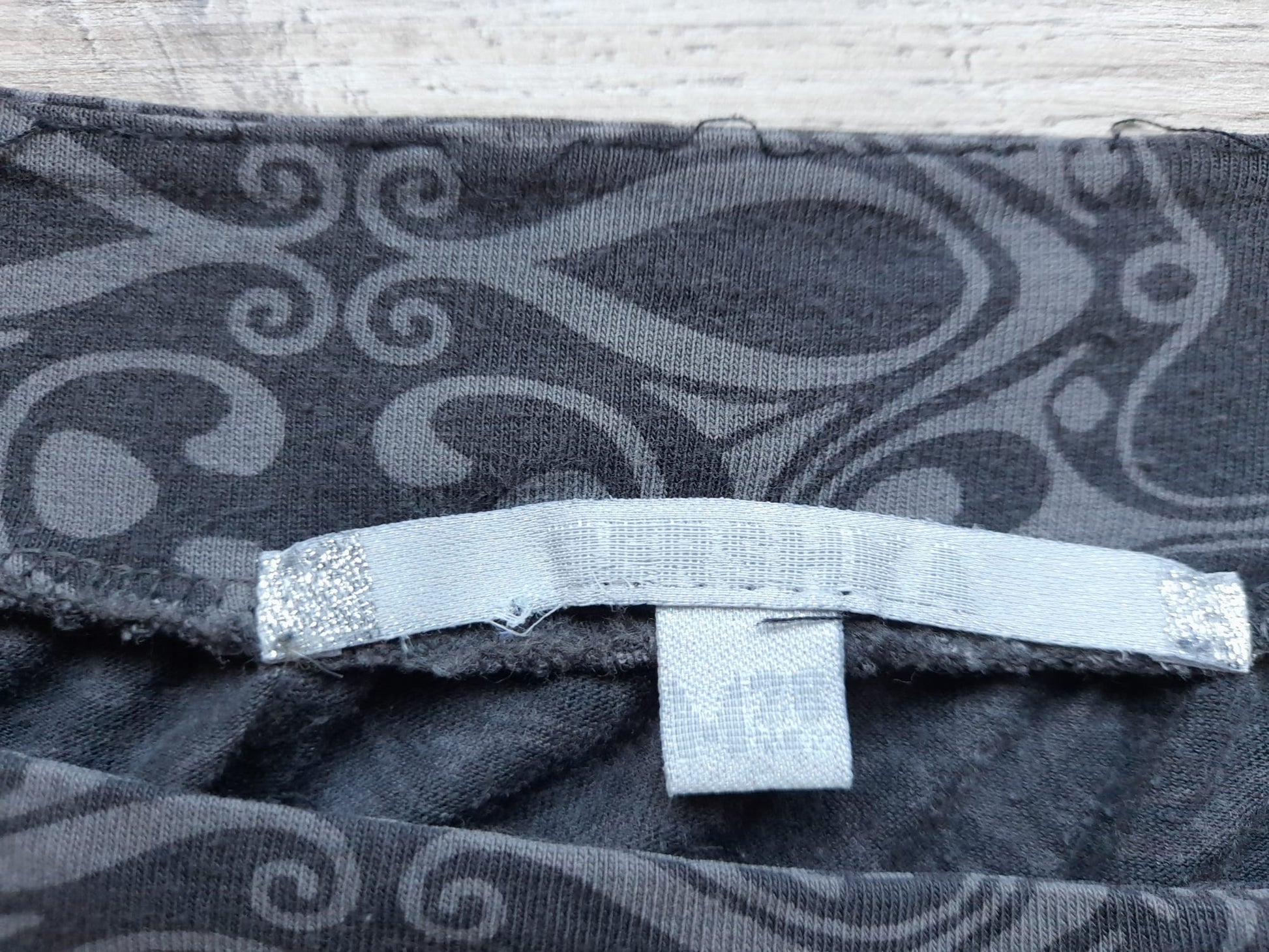 CAMISETA TIRANTES GRIS CON DISEÑO (PEQUEÑO ROTO PARTE TRASERA, ZONA DE ETIQUETA)