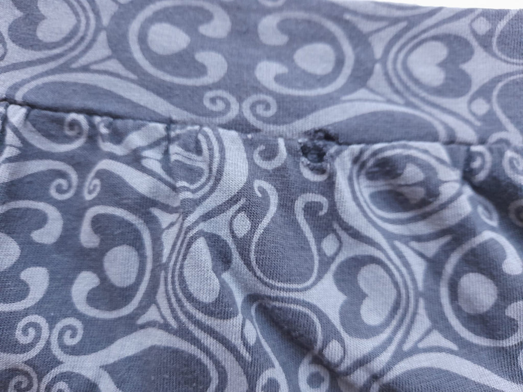 CAMISETA TIRANTES GRIS CON DISEÑO (PEQUEÑO ROTO PARTE TRASERA, ZONA DE ETIQUETA)