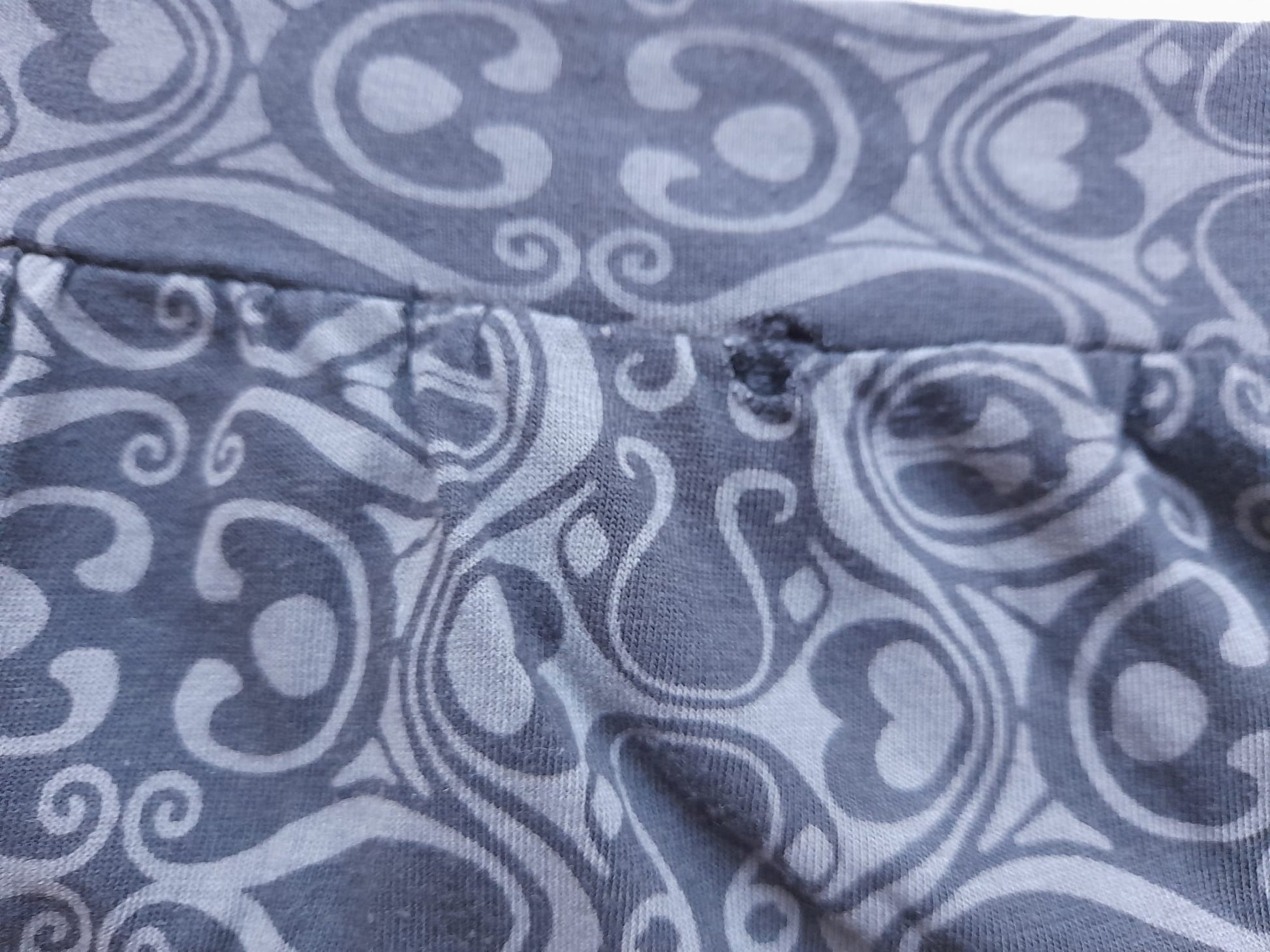 CAMISETA TIRANTES GRIS CON DISEÑO (PEQUEÑO ROTO PARTE TRASERA, ZONA DE ETIQUETA)
