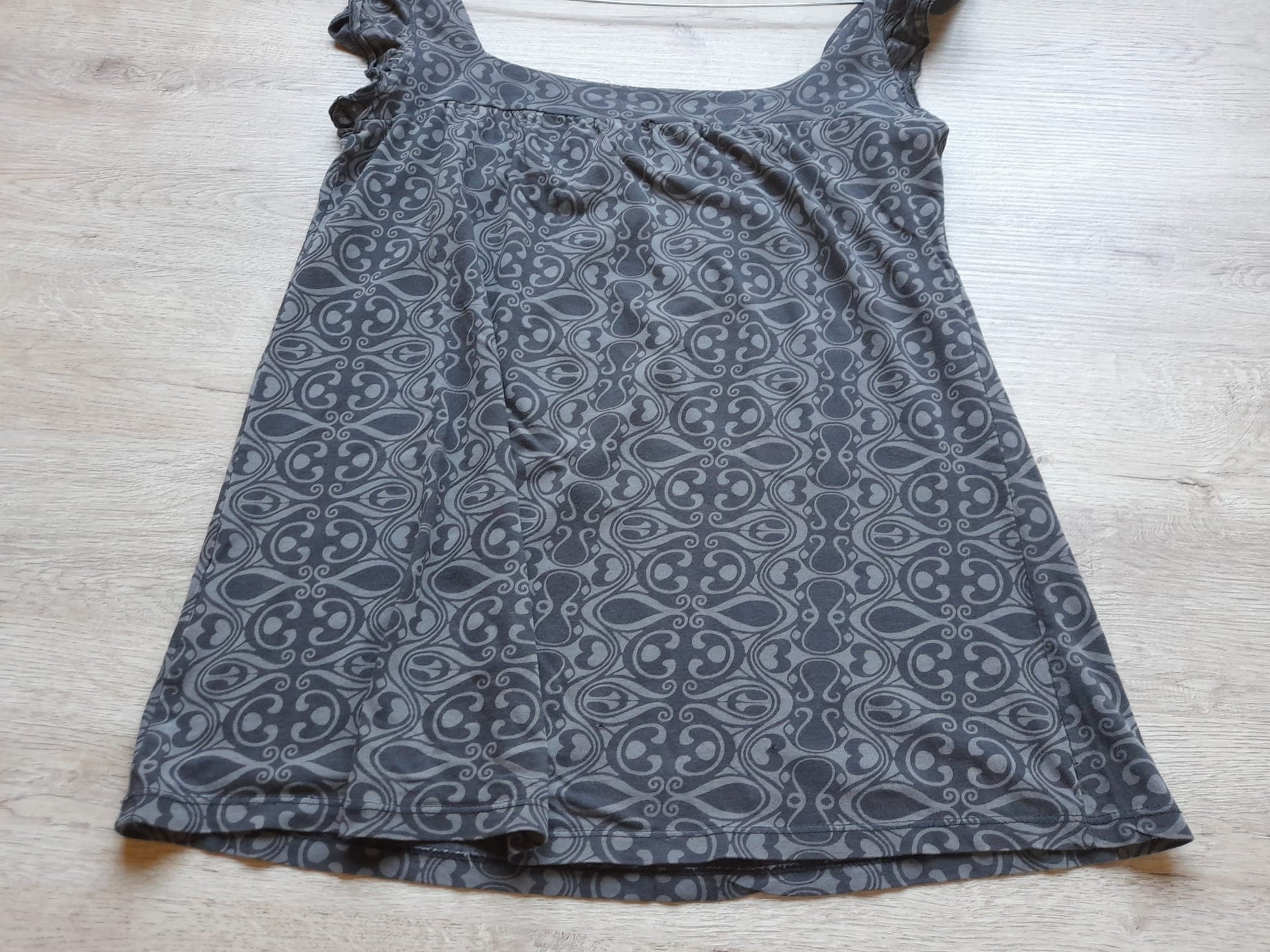 CAMISETA TIRANTES GRIS CON DISEÑO (PEQUEÑO ROTO PARTE TRASERA, ZONA DE ETIQUETA)