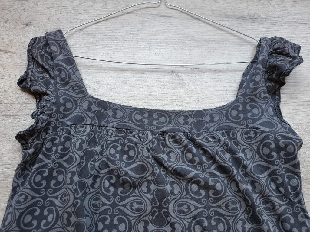 CAMISETA TIRANTES GRIS CON DISEÑO (PEQUEÑO ROTO PARTE TRASERA, ZONA DE ETIQUETA)