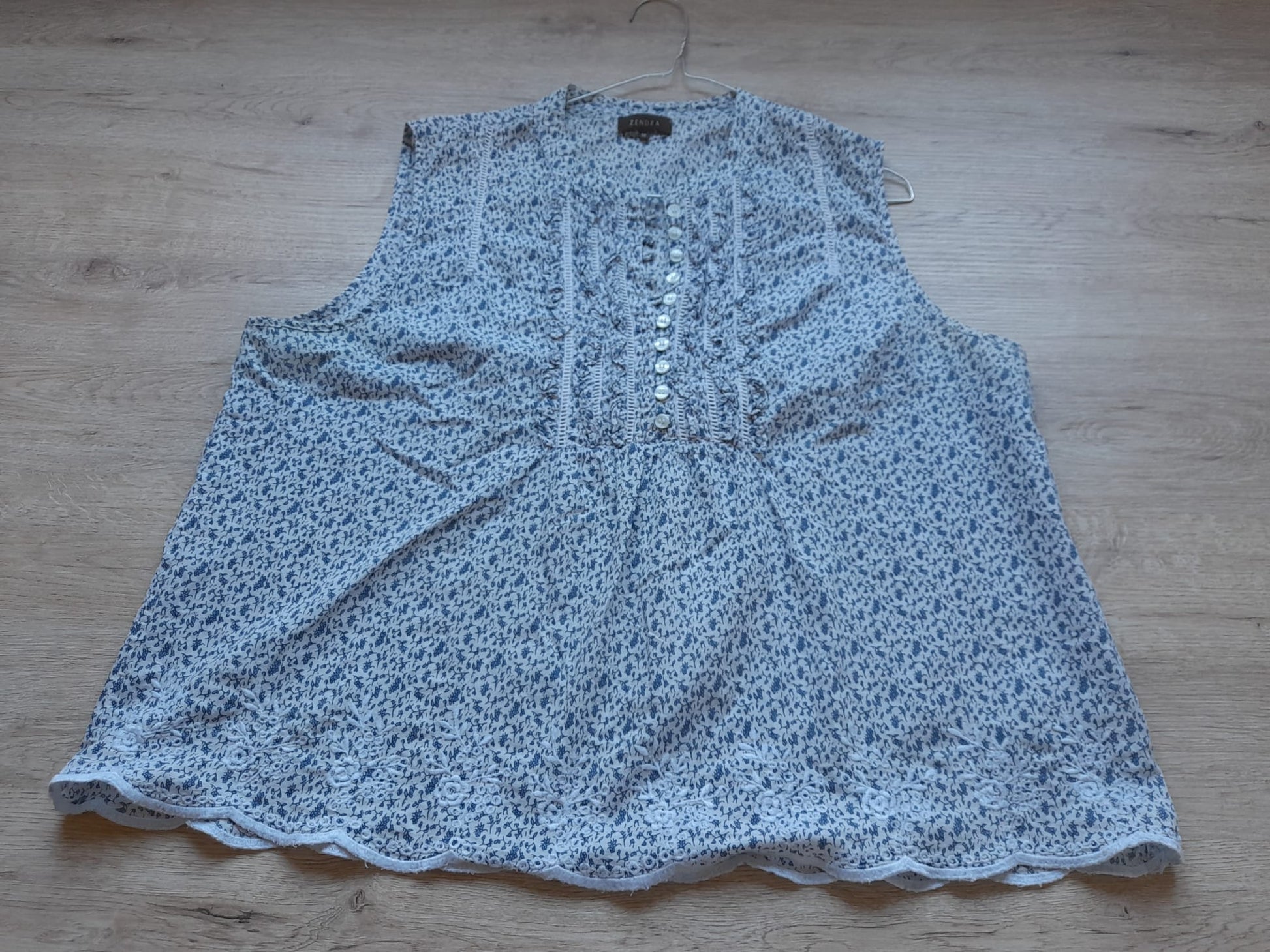 BLUSA SIN MANGAS BLANCA CON ESTAMPADO FLORAL EN TONOS AZULES