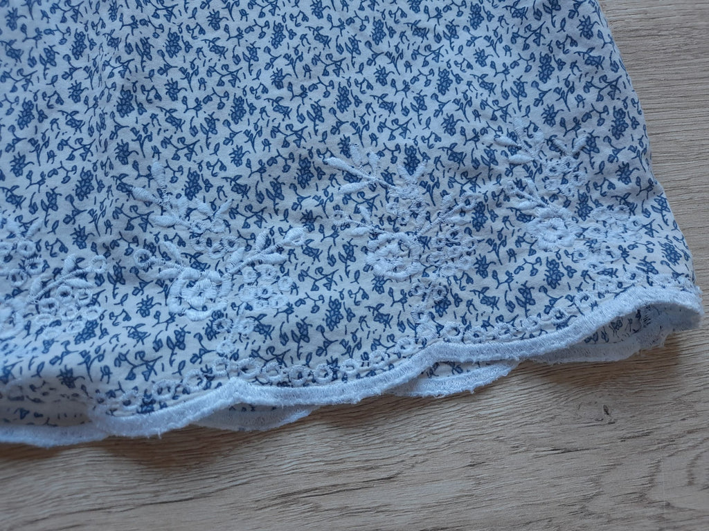BLUSA SIN MANGAS BLANCA CON ESTAMPADO FLORAL EN TONOS AZULES