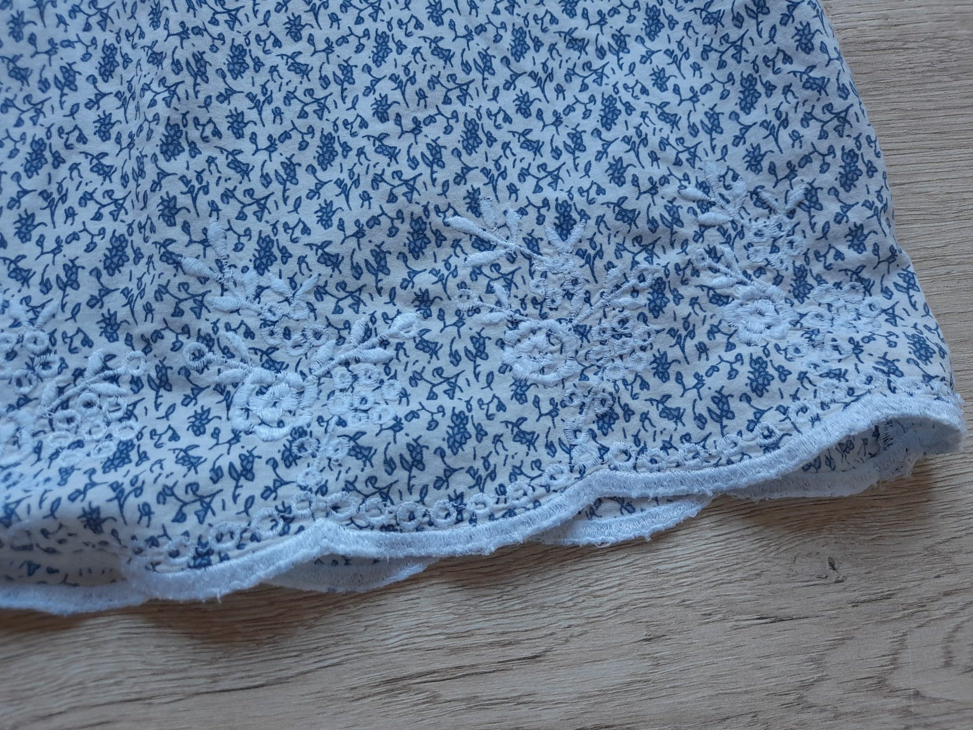 BLUSA SIN MANGAS BLANCA CON ESTAMPADO FLORAL EN TONOS AZULES