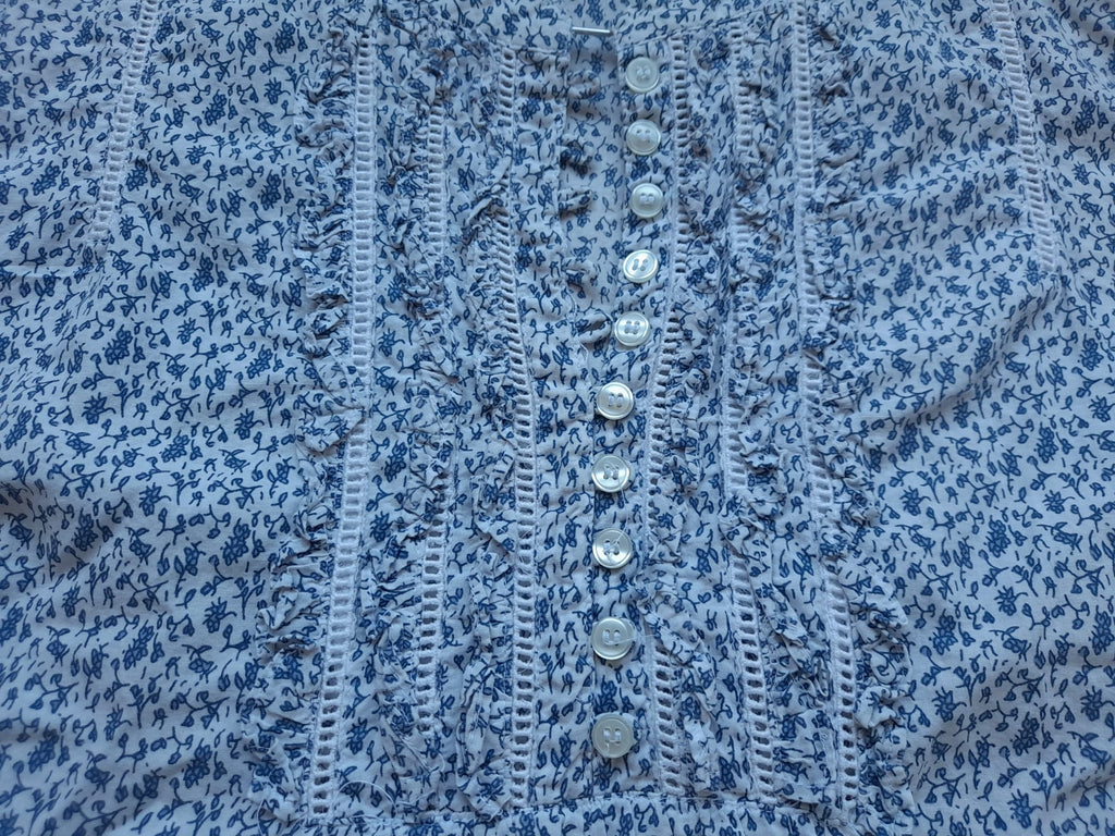 BLUSA SIN MANGAS BLANCA CON ESTAMPADO FLORAL EN TONOS AZULES